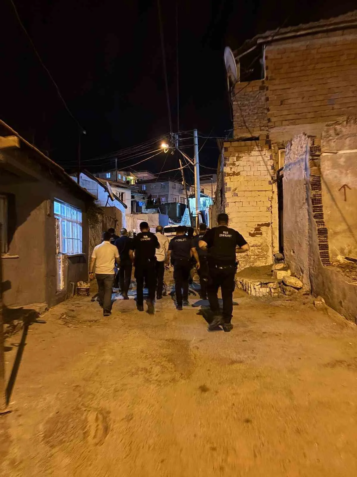 Menemen'de Kayıp Güvercinin Bedeli Ağır Oldu: Sokak Ortasında Silahlar Konuştu, 13 Kişi Yaralı
