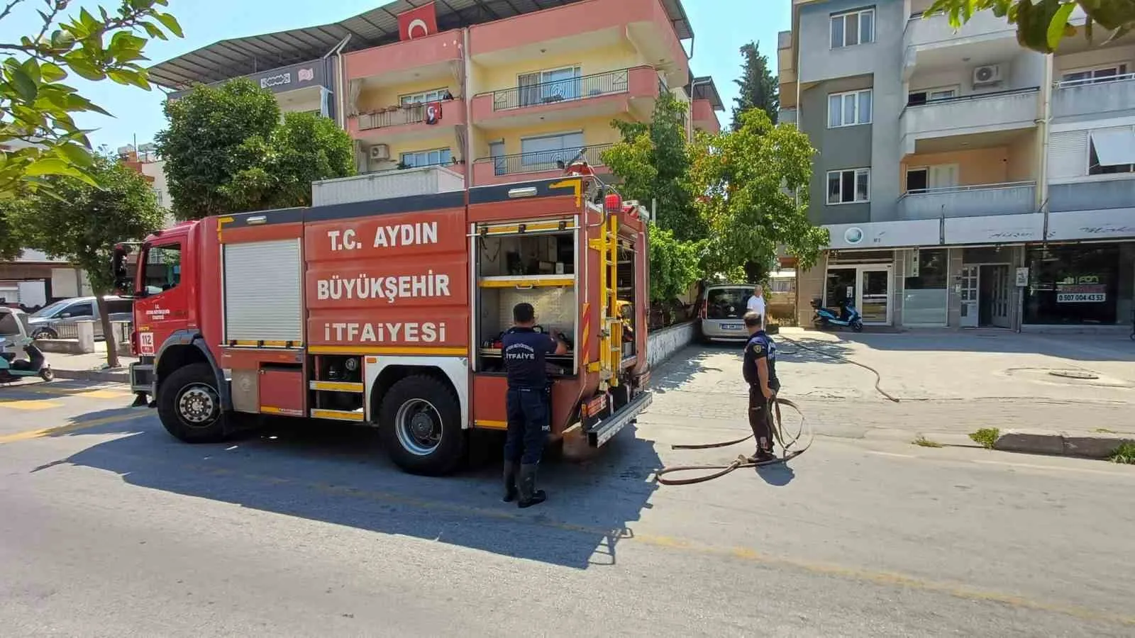 Aydın’da apartman bahçesinde korkutan dumanlar: İtfaiye ekipleri harekete geçti