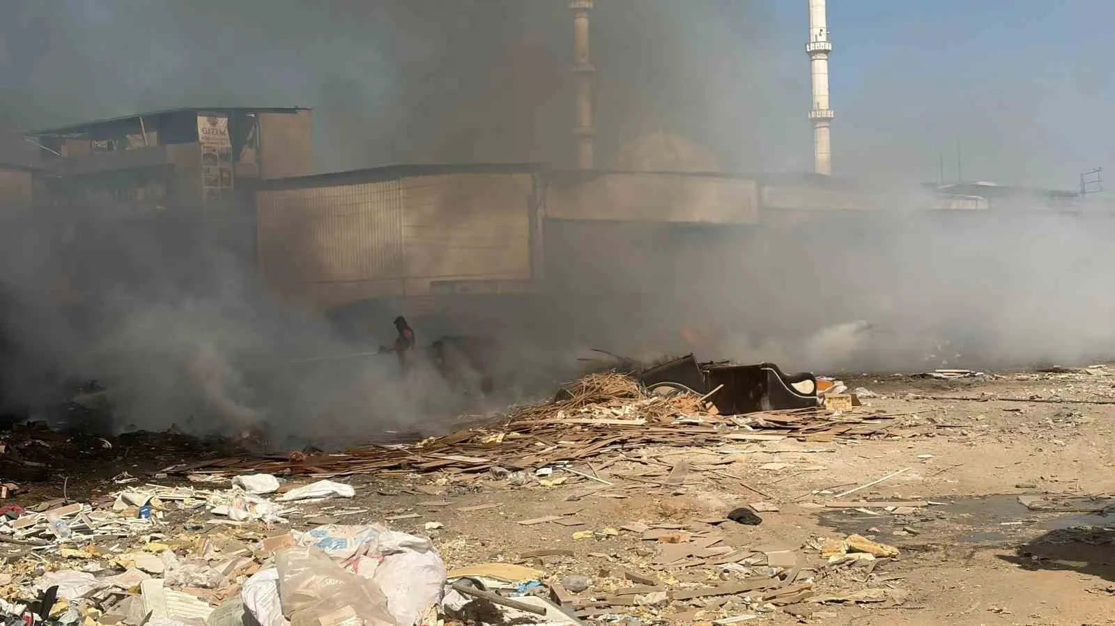 Buca’da sanayi bölgesinde dumanlar dinmiyor: Esnafın sabrı taştı