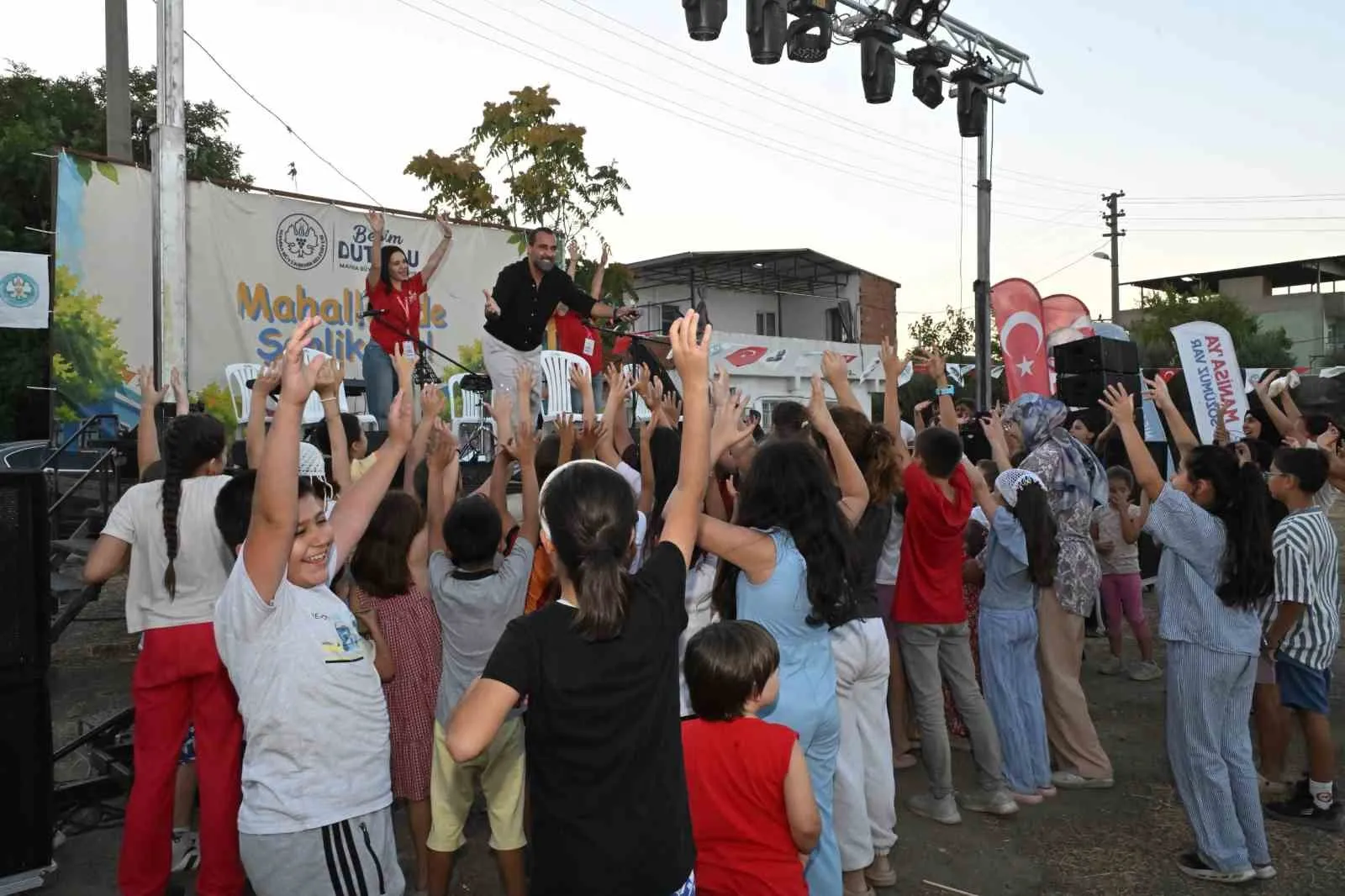 Manisa’da yaz akşamlarına neşe geldi: Mahalleler arası dostluk köprüsü kuruluyor