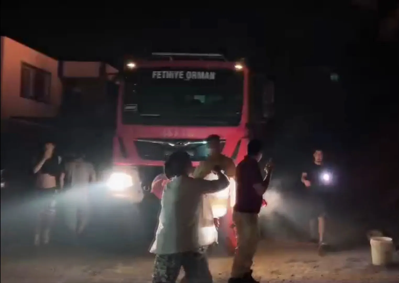 Fethiye’de Gece Seferberliği: Evlerini Korumak İçin Kova Kova Su Taşıdılar