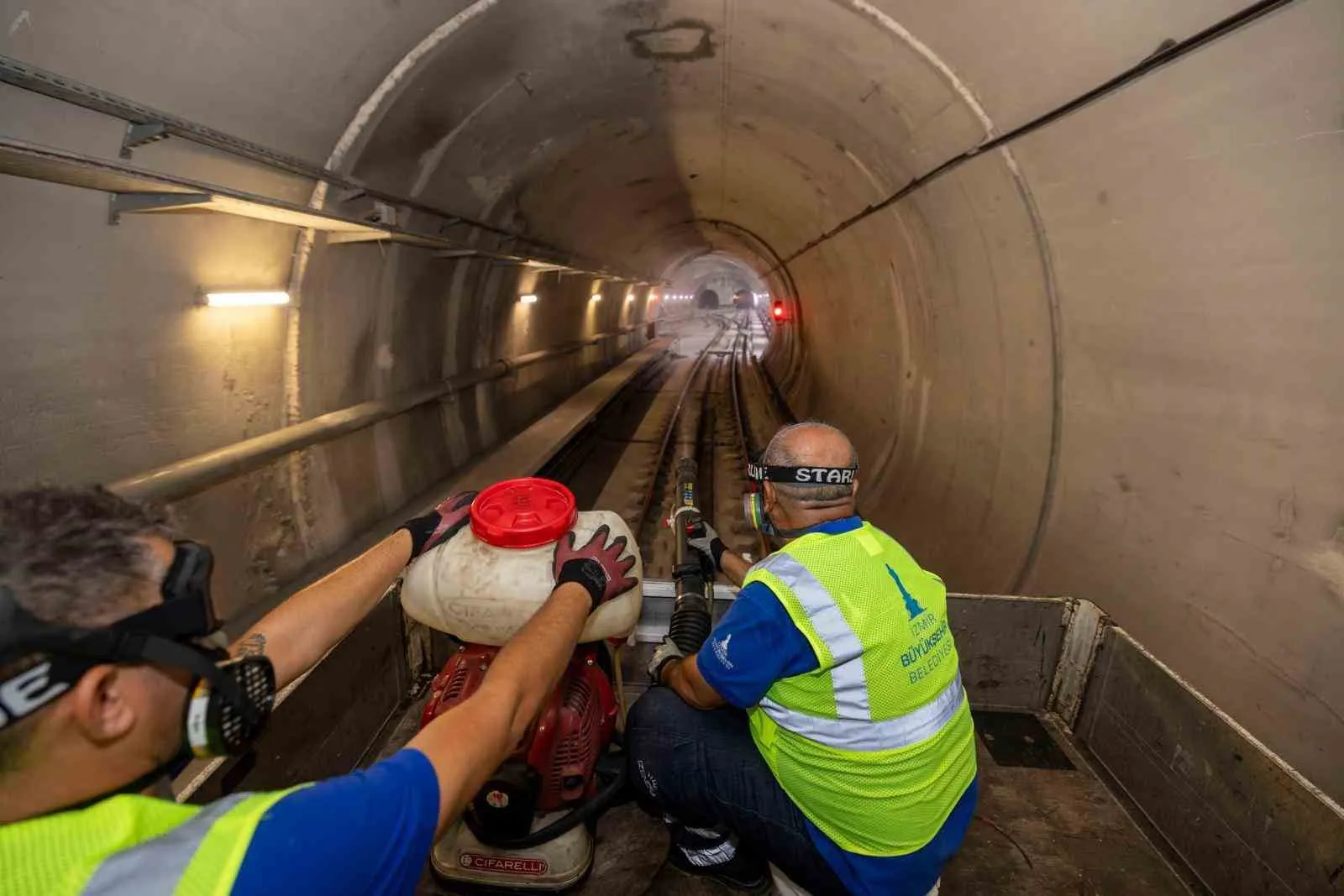 İzmir metrosunda gece mesaisi: Şehir uykudayken hijyen nöbeti başlıyor