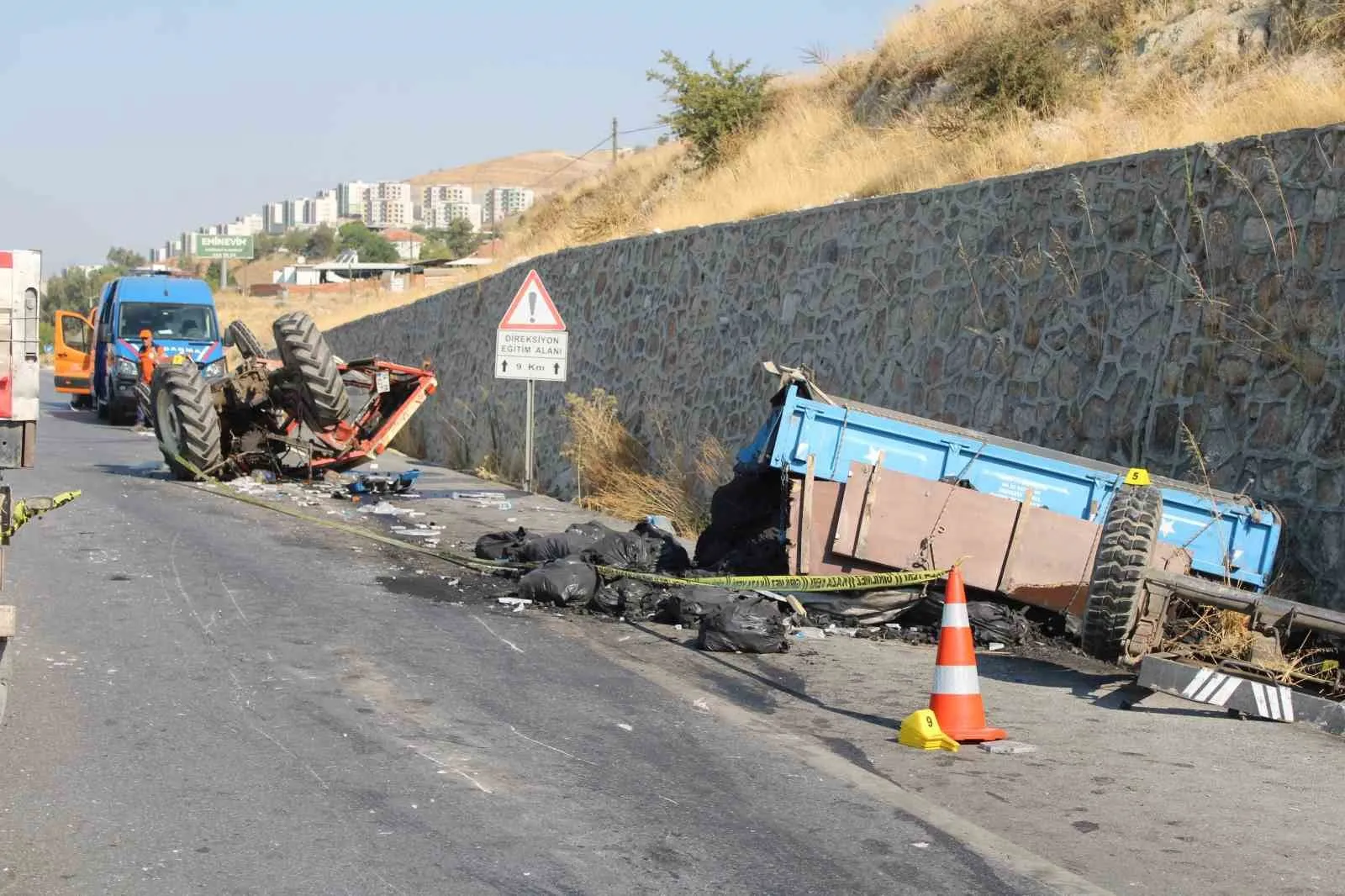 Mangal Kömürü Yüklü Traktörle Tırın Çarpışması Sonucu Ölüm: Sürücüye Tutuklama