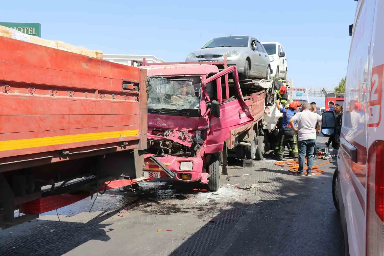 Kırmızı Işıkta Duran Tıra Arkadan Çarpan Kamyonet Sürücüsü Araçta Sıkıştı