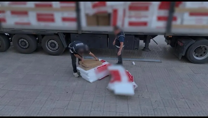 Denizli'de kaçakçılık operasyonu: İzolasyon malzemelerinin arkasına saklanmış milyonlarca makaron bulundu