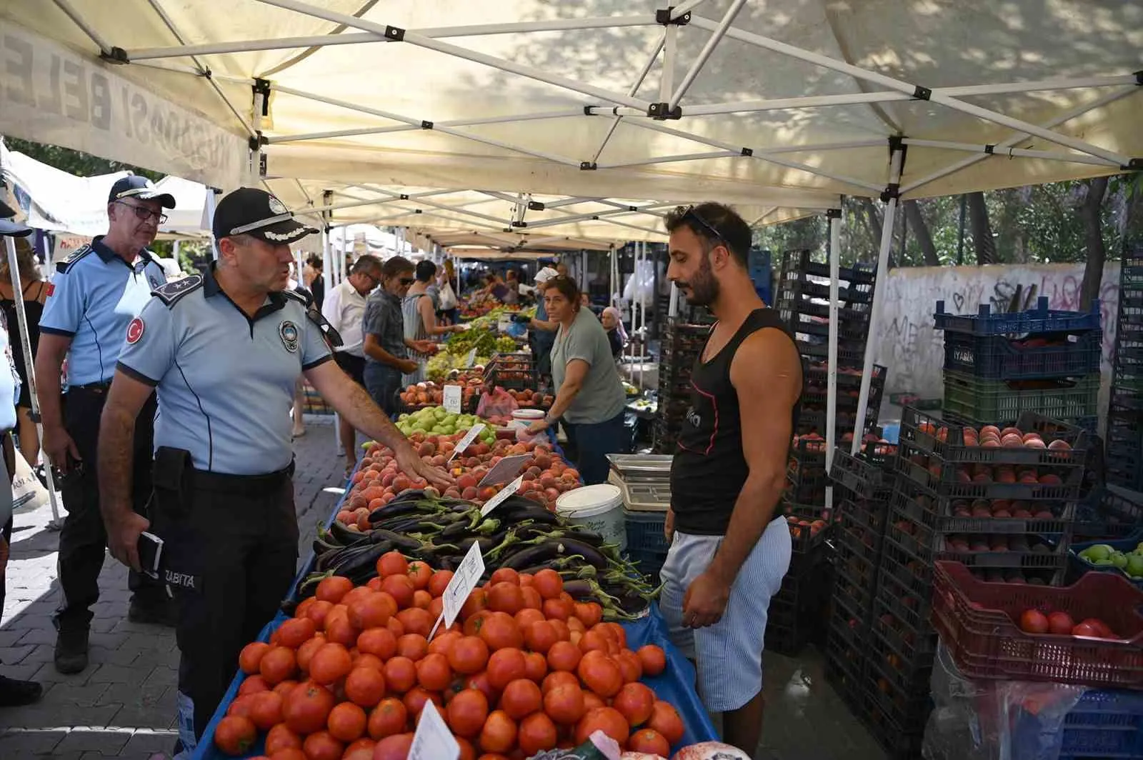 Kuşadası'nda pazarda şüpheye yer yok: Tartı noktalarıyla tüketiciye tam koruma