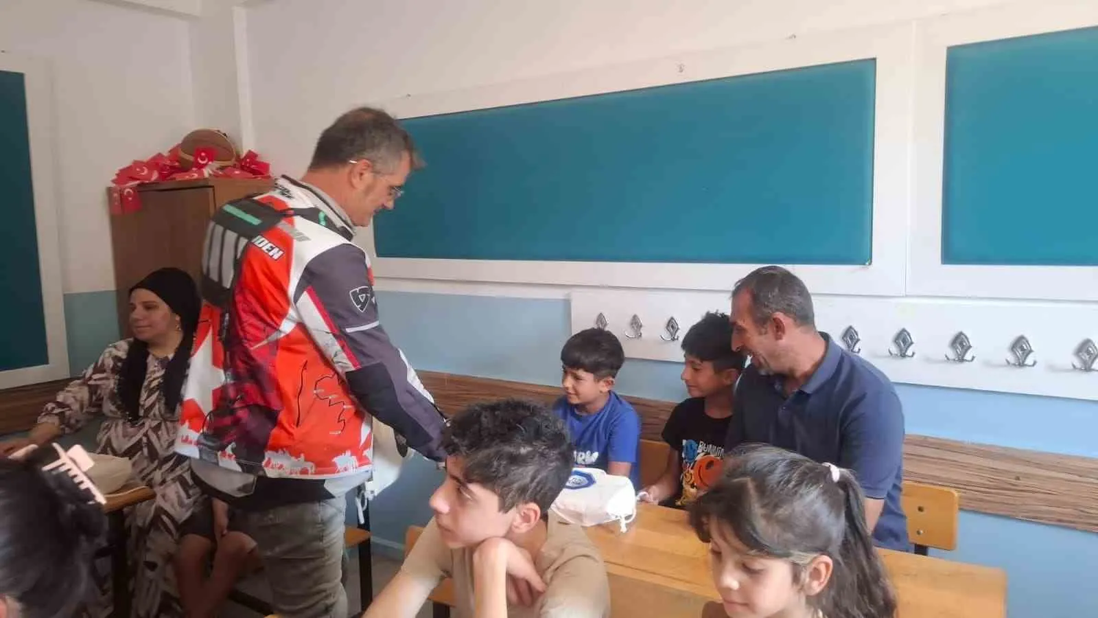 Selçuk’ta sıra dışı bir gün: Ralli ekibi İsabey İlkokulu’nda dünya turuna çıkardı