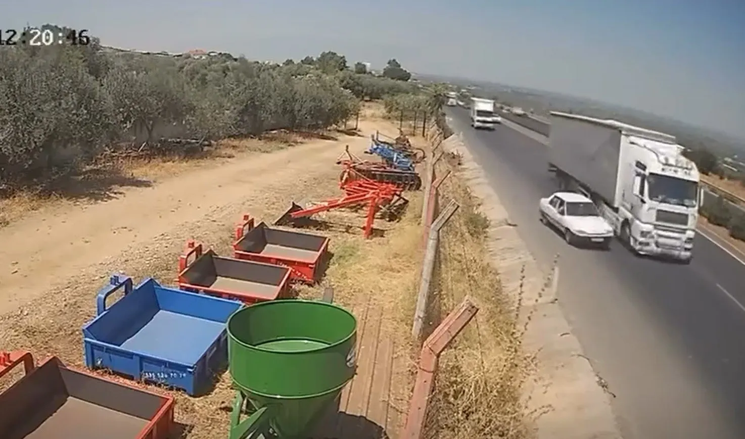 Turgutlu’da tır dehşeti: Şerit değiştirirken otomobili biçti