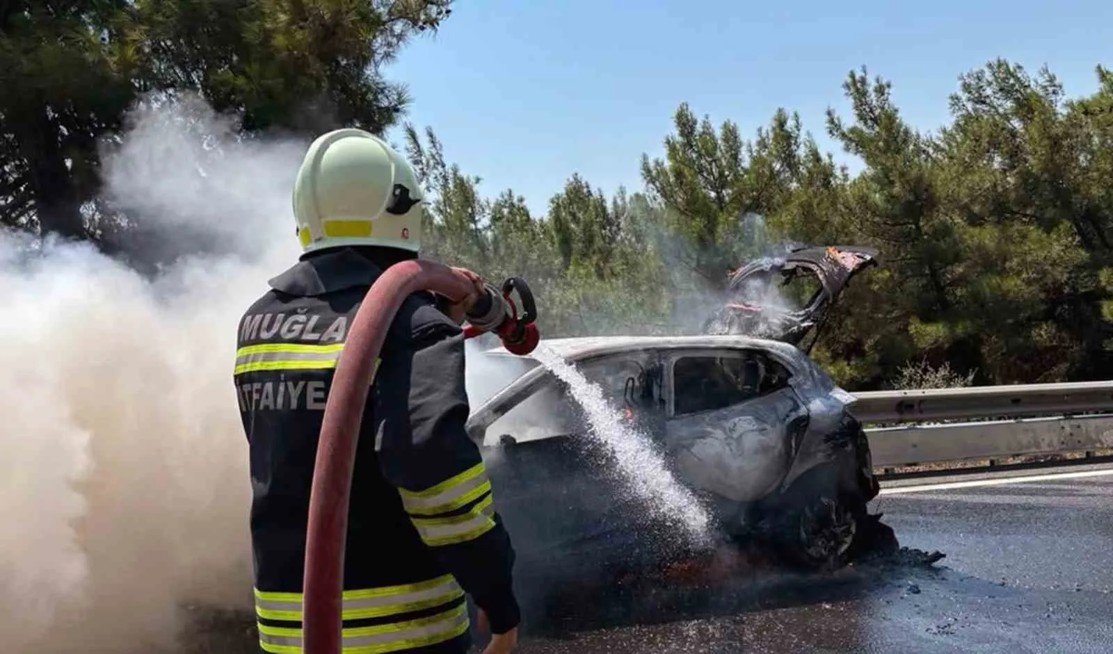 Sakartepe rampasında kabus dolu dakikalar: Alev topuna dönen araçtan geriye enkaz kaldı