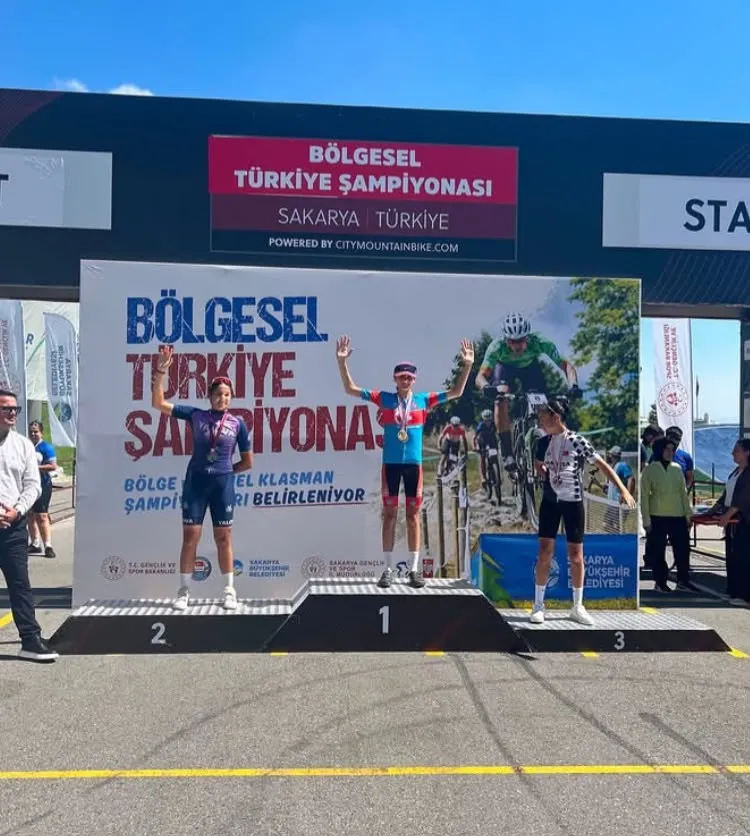 Akhisar’ın Genç Pedalları Sakarya’da Zirveye Oturdu