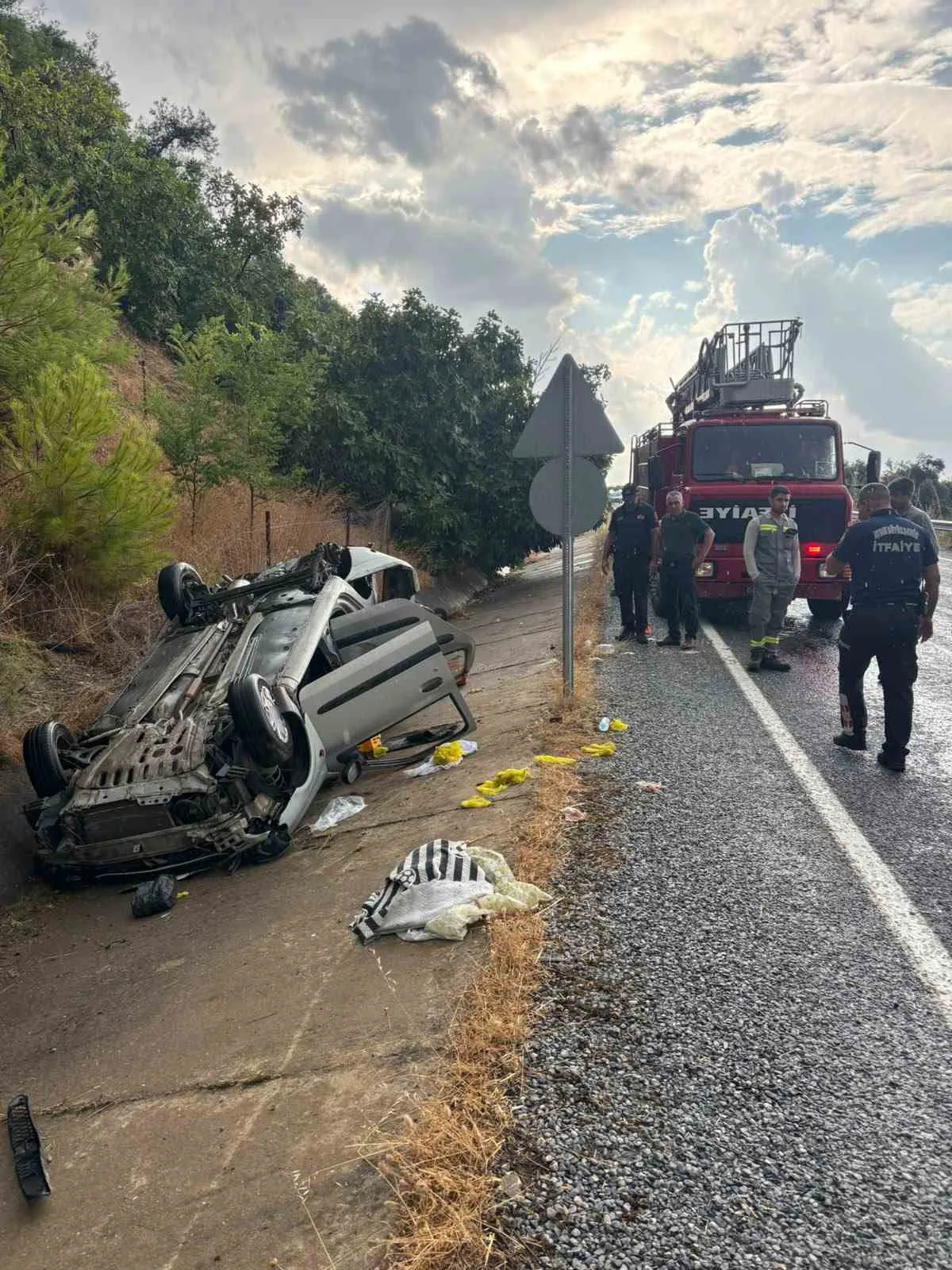 İncirliova'da yağmur kazaya davetiye çıkardı: Otomobil şarampole uçtu