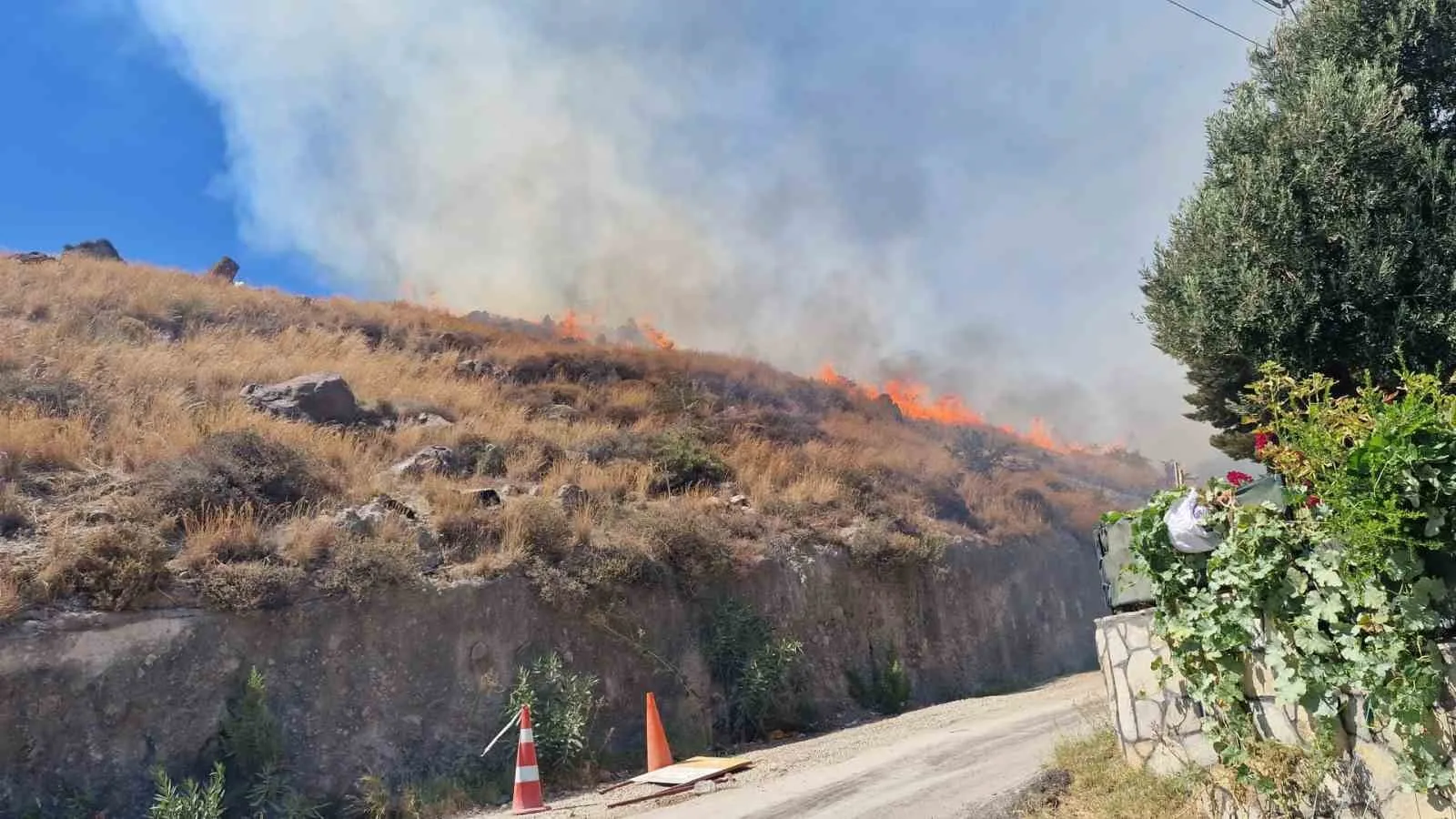 Akyarlar’da Kırsal Yangın: Alevlere Çift Koldan Müdahale