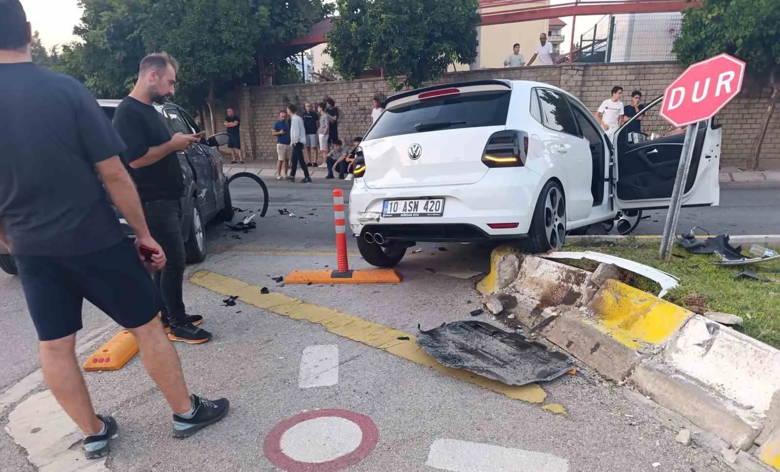 Aydın'da kavşak kazası: Kontrolden çıkan araç refüje saplandı