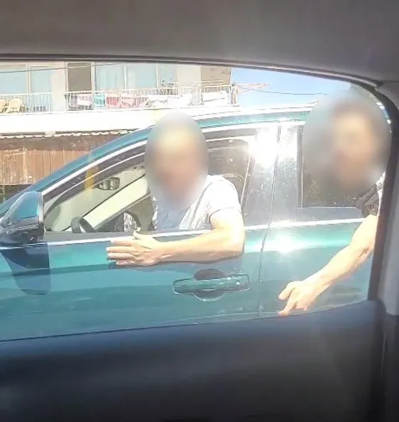 İzmir trafiğinde çirkin saldırı: Otoyolda önlerini kesip aracı taşladılar