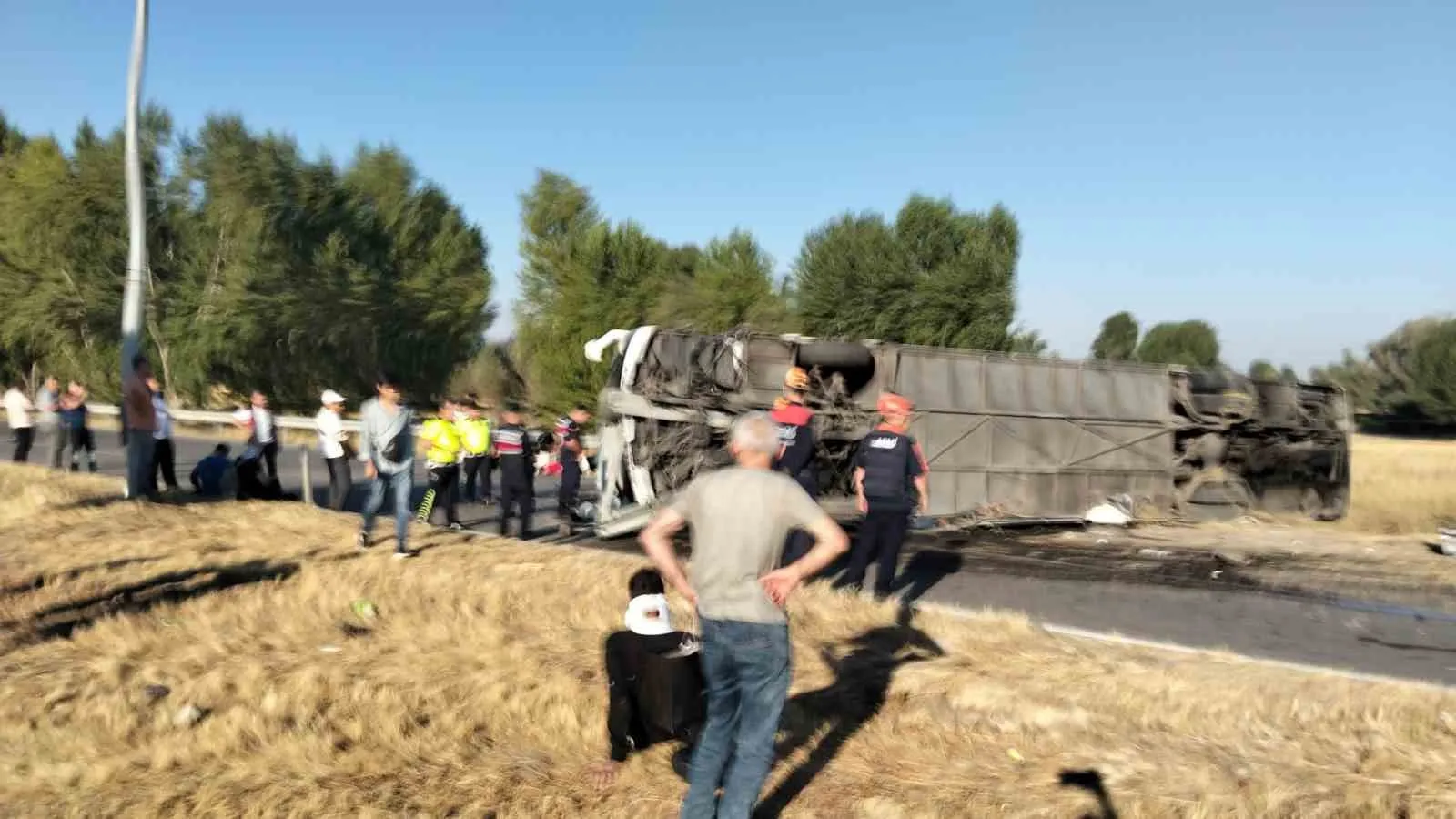 Afyonkarahisar yolunda dehşet anları: Yolcu otobüsü kavşakta yan yattı