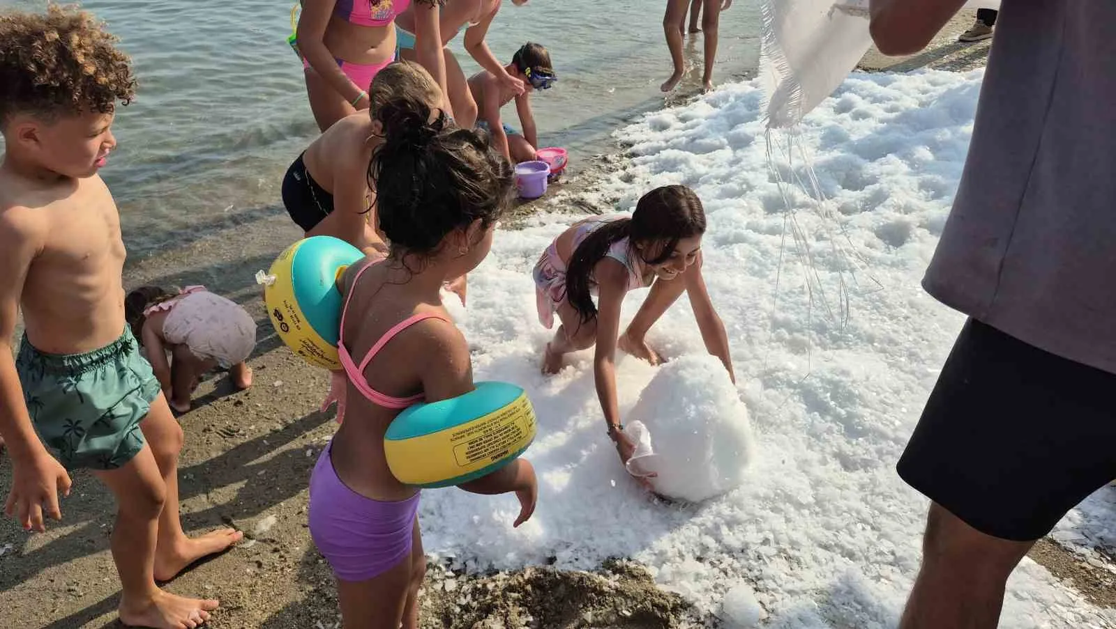 Bodrum'da kavurucu sıcaklara buzdan çözüm: Plajda kar keyfi yaşattı
