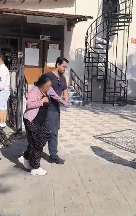 Birikimleri uçup gitti, çareyi çatıya çıkmakta buldu: Turgutlu'da acı dolu anlar