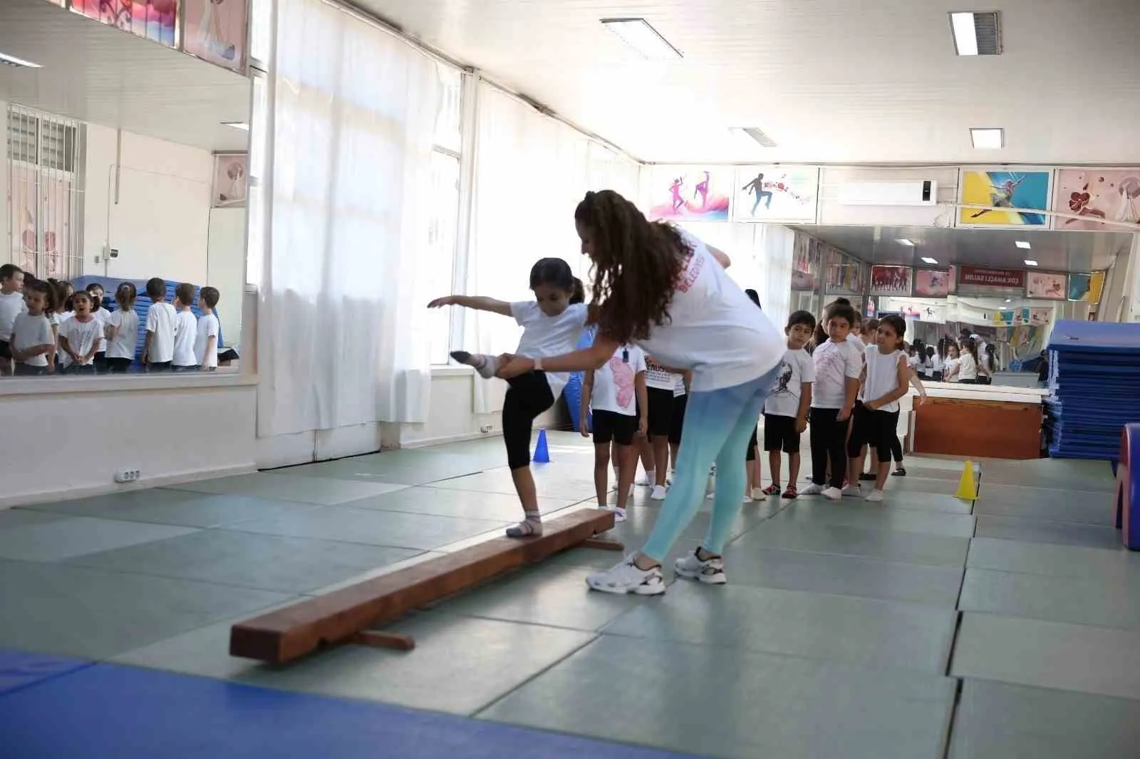 Efeler'de minik sporcuların yaz neşesi: Jimnastik salonları dolup taşıyor