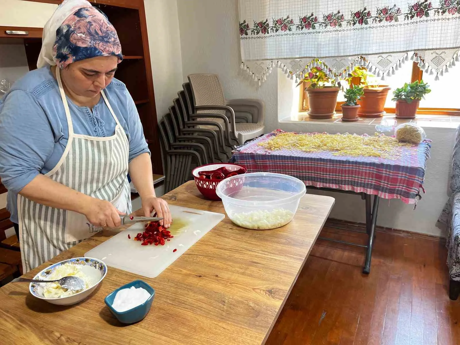 Buldan’da Kış Mesaisi Başladı: Doğal Lezzetler Bez Keselerde Saklanıyor