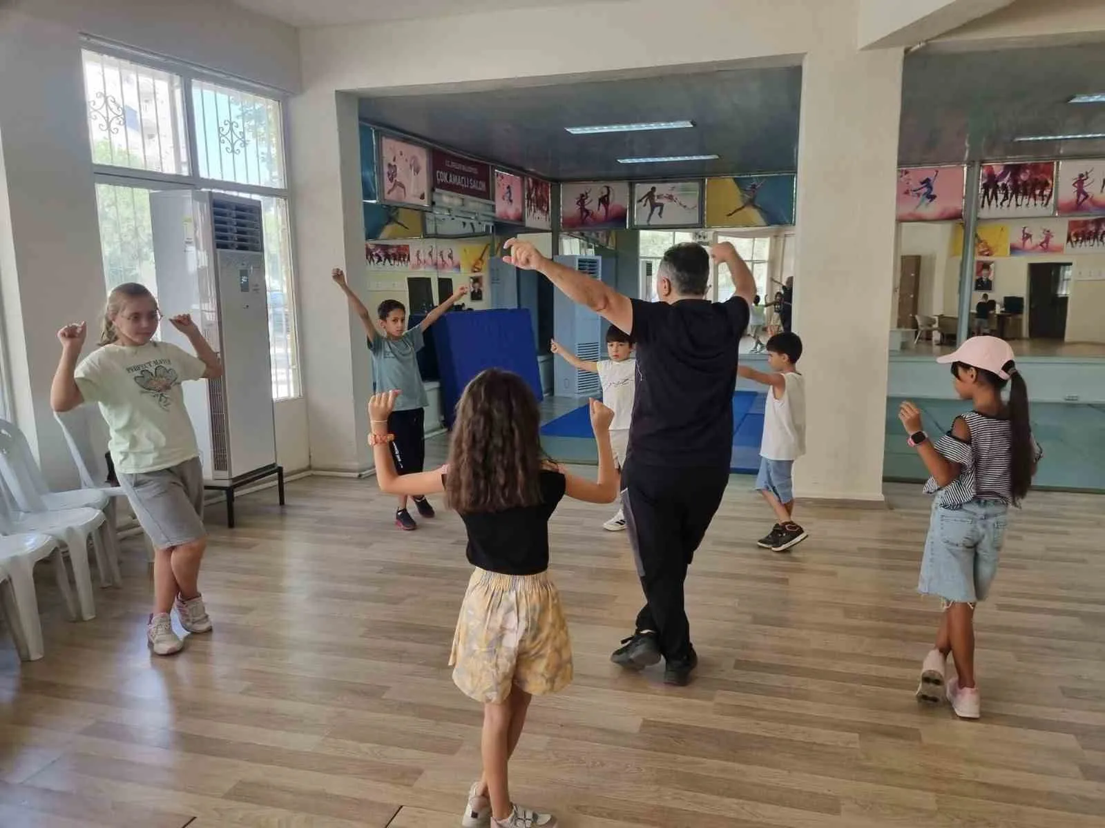 Efelerli minikler sahnede devleşiyor: Yaz tatili geleneksel ritimlerle şenlendi