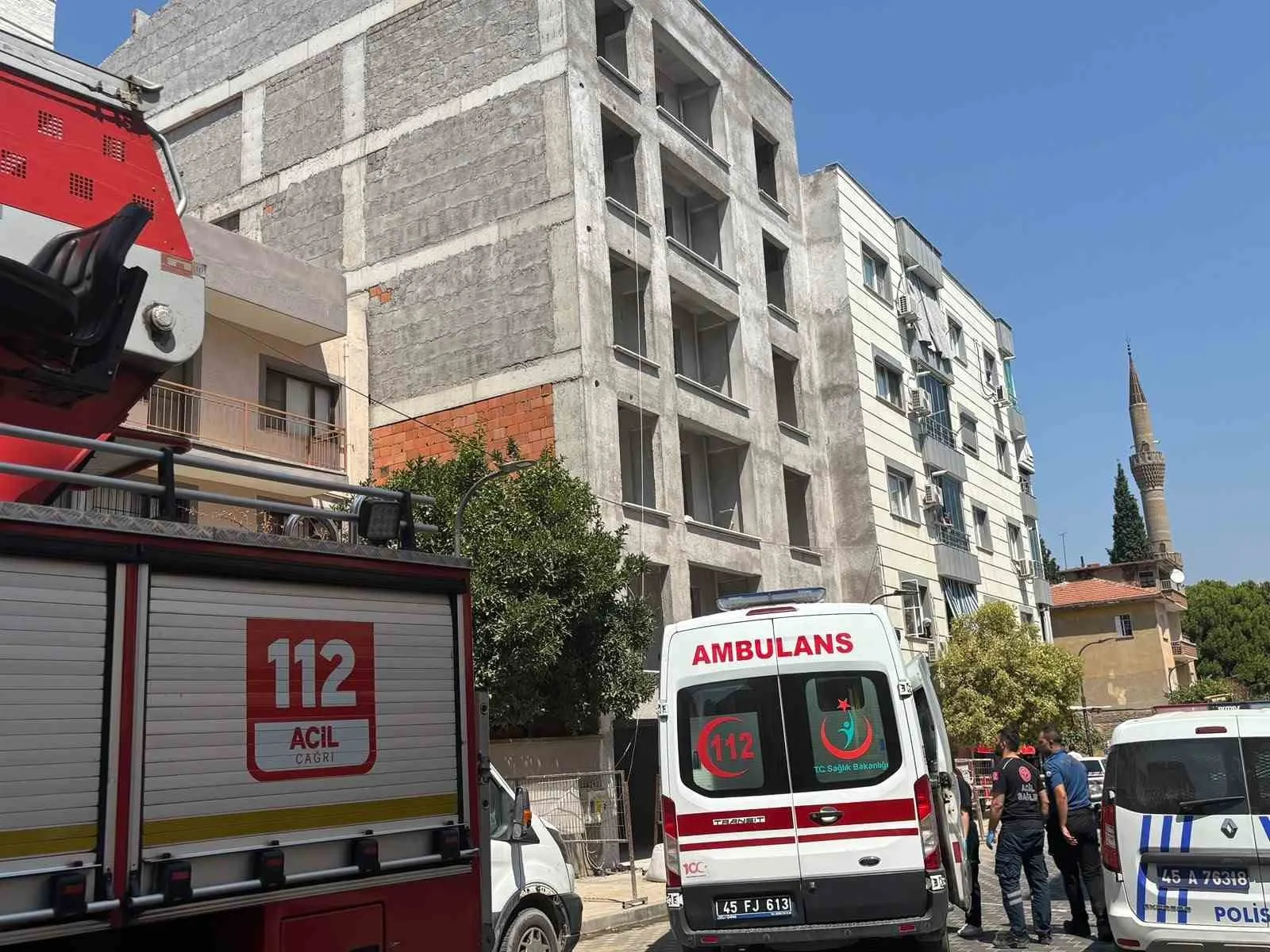 Turgutlu'da inşaat faciası: Çatıya çıkan şahıs tüm çabalara rağmen kendini aşağı attı