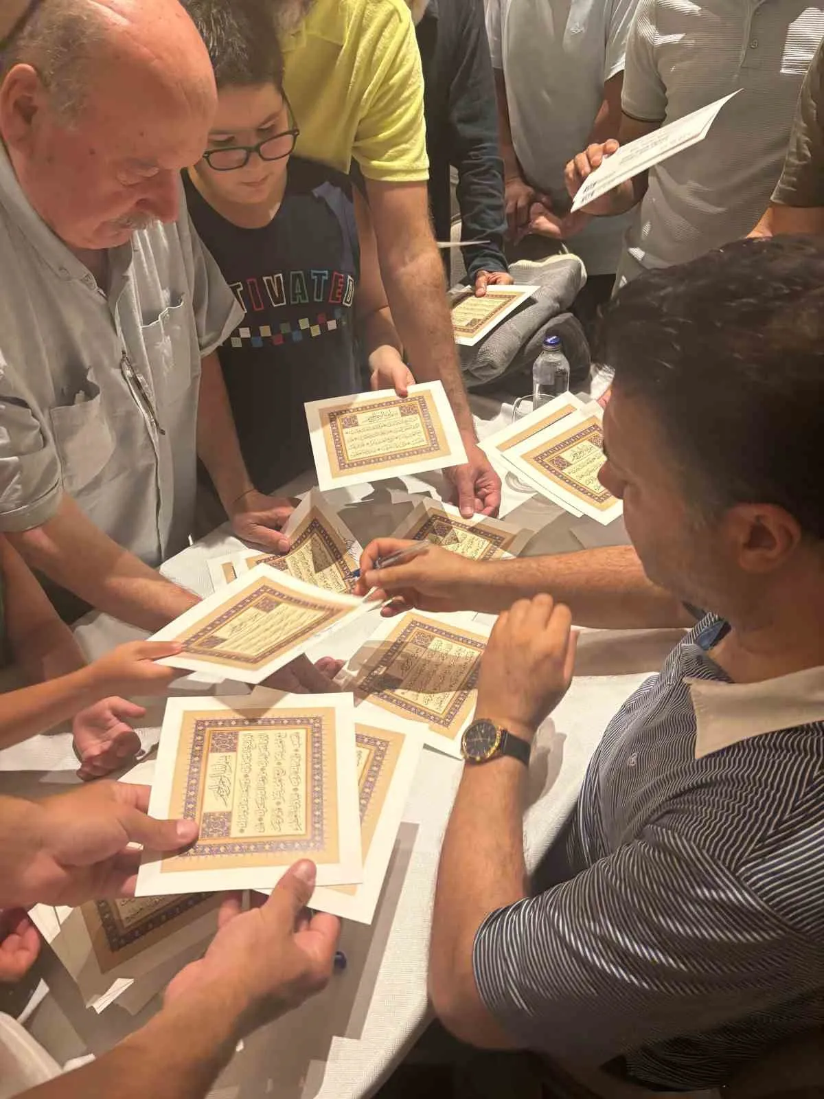 Marmaris’te Sanat Rüzgarı: Usta Hattat Özkafa, Doğanın Kalbinde Eserleriyle Buluştu