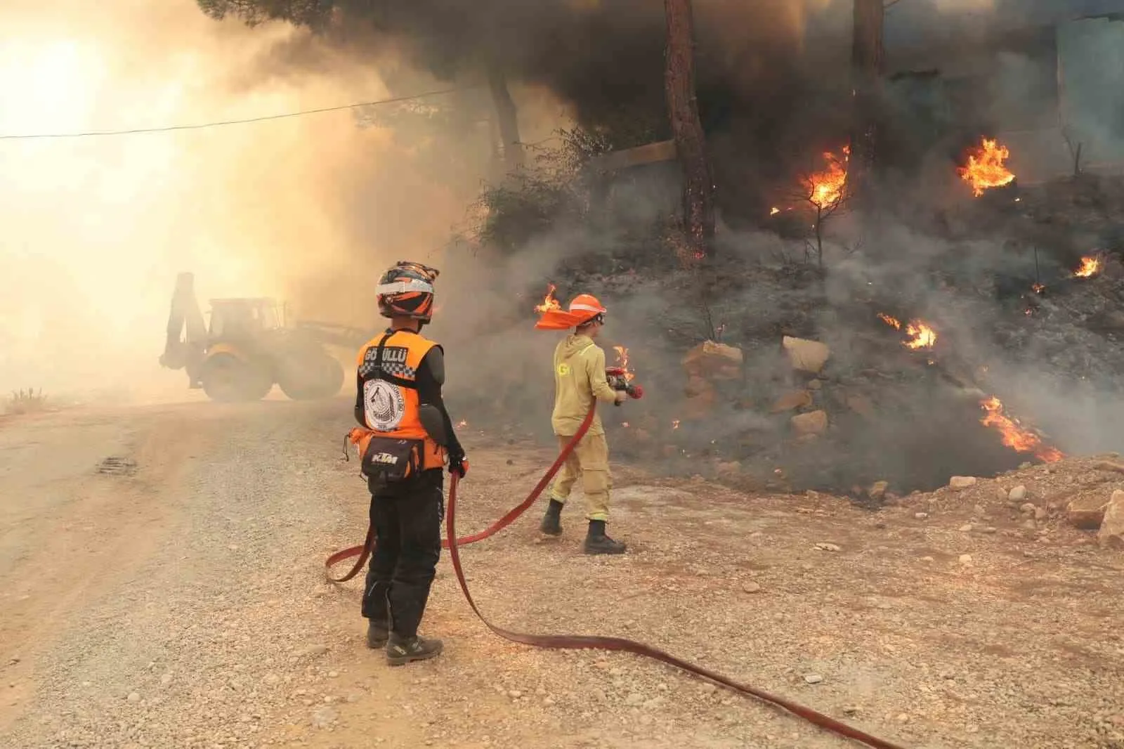 Seydikemer'deki yangın Kaş'a sıçradı: Gökyüzünü duman kapladı, ekipler seferber oldu