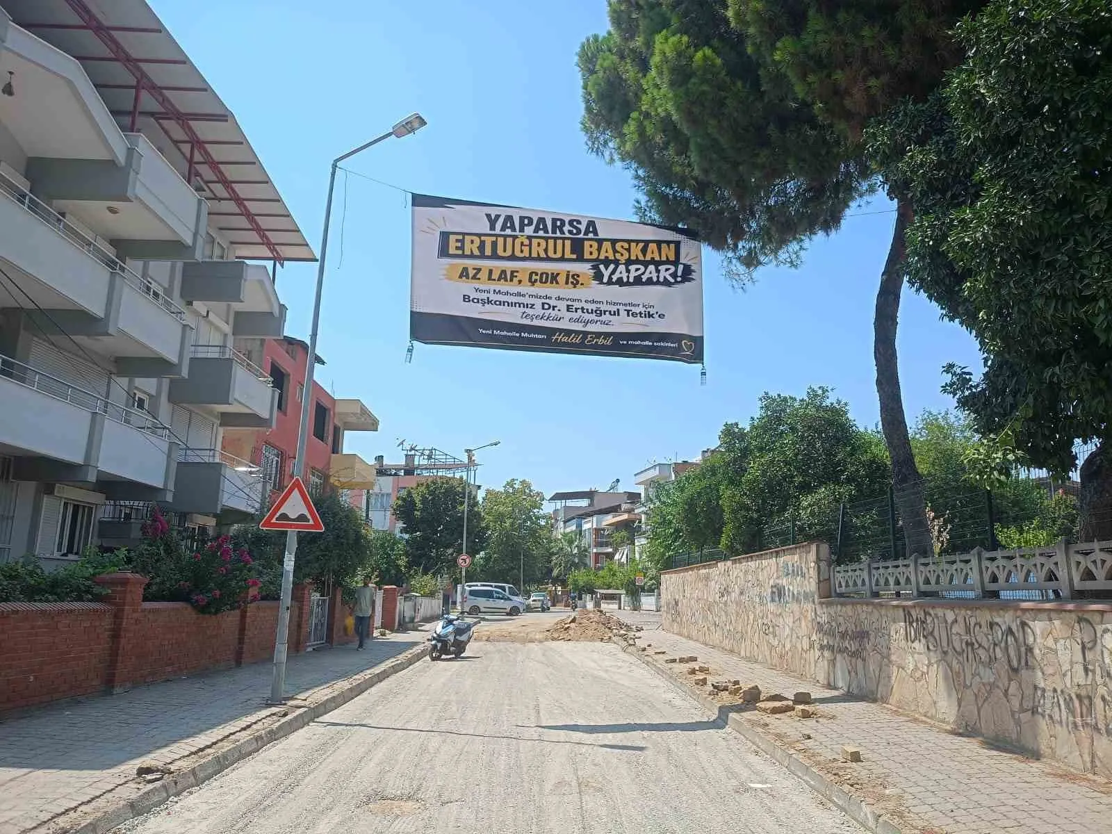 Nazilli’de yollar yenilendi, mahalleli pankartlarla sokağa indi
