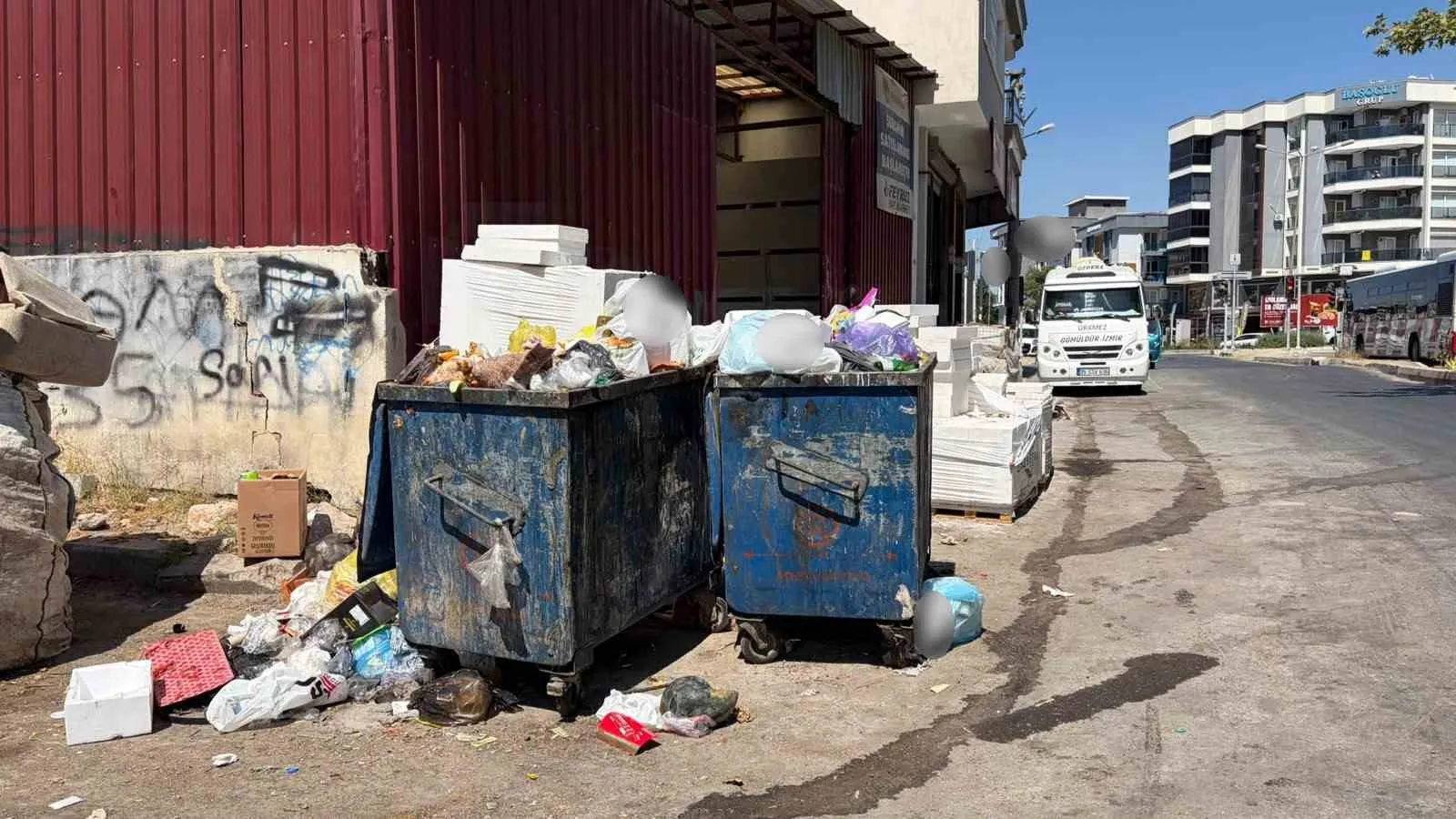 Buca’da çöp krizi sokağa taştı: Belediye yönetimi değişti, manzaralar değişmedi
