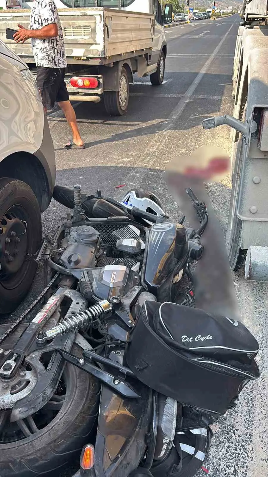 Milas trafiğinde dehşet anları: İki araca birden çarpan motosikletli yaşam savaşı veriyor