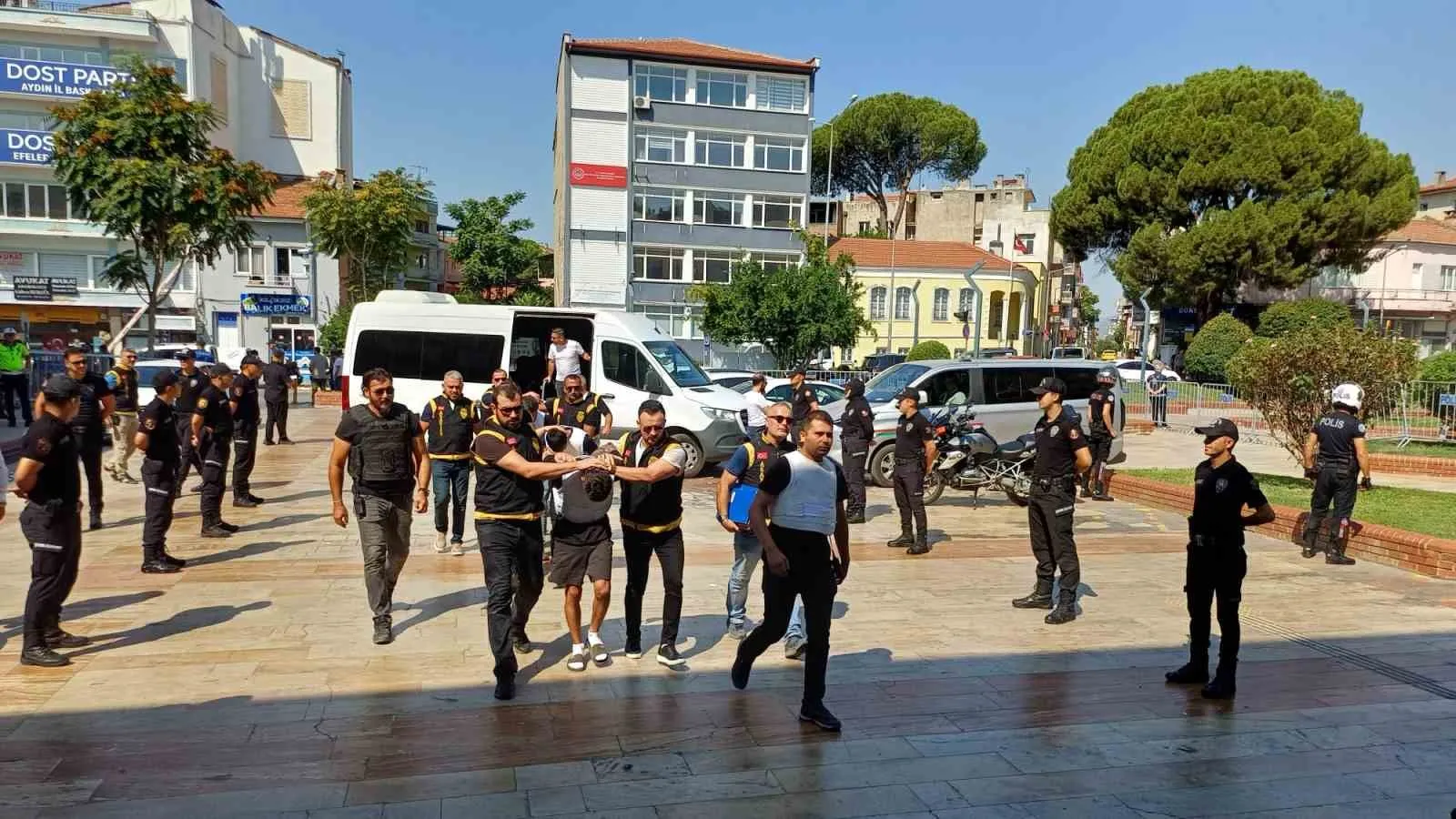 Aydın'da telefon dükkanına kanlı baskın: 4 şüpheli adliye yolunda