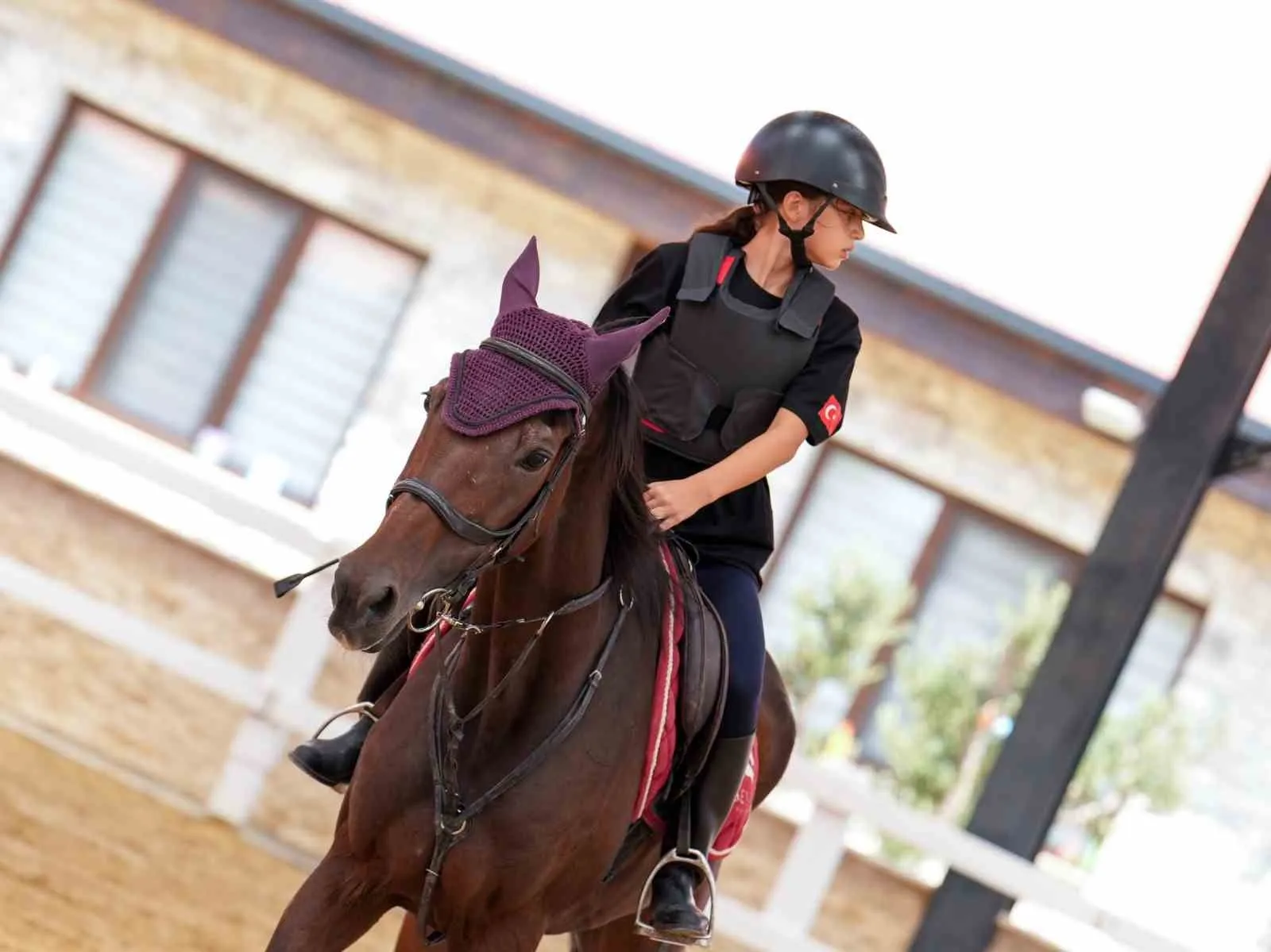 Aliağa'da binicilikte büyük gün: 24 sporcu lisans için piste çıktı