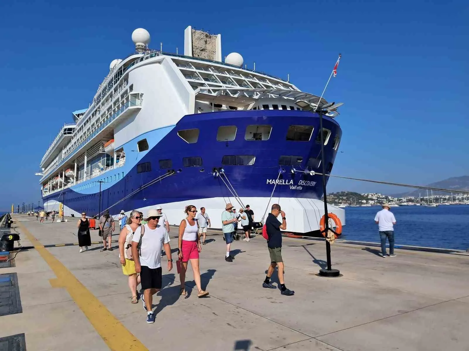 Bodrum’a Malta Bayraklı Dev Yolcu Gemisi Yanaştı, İngiliz Turistler İlçeye Akın Etti