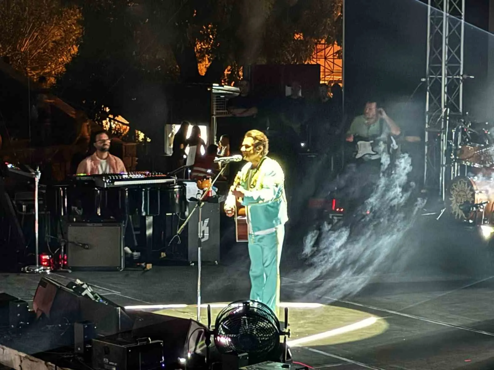 Sahne Kıyafeti ve Yapay Kar Gösterisiyle Büyüledi: Kenan Doğulu’dan Marmaris’te Unutulmaz Performans