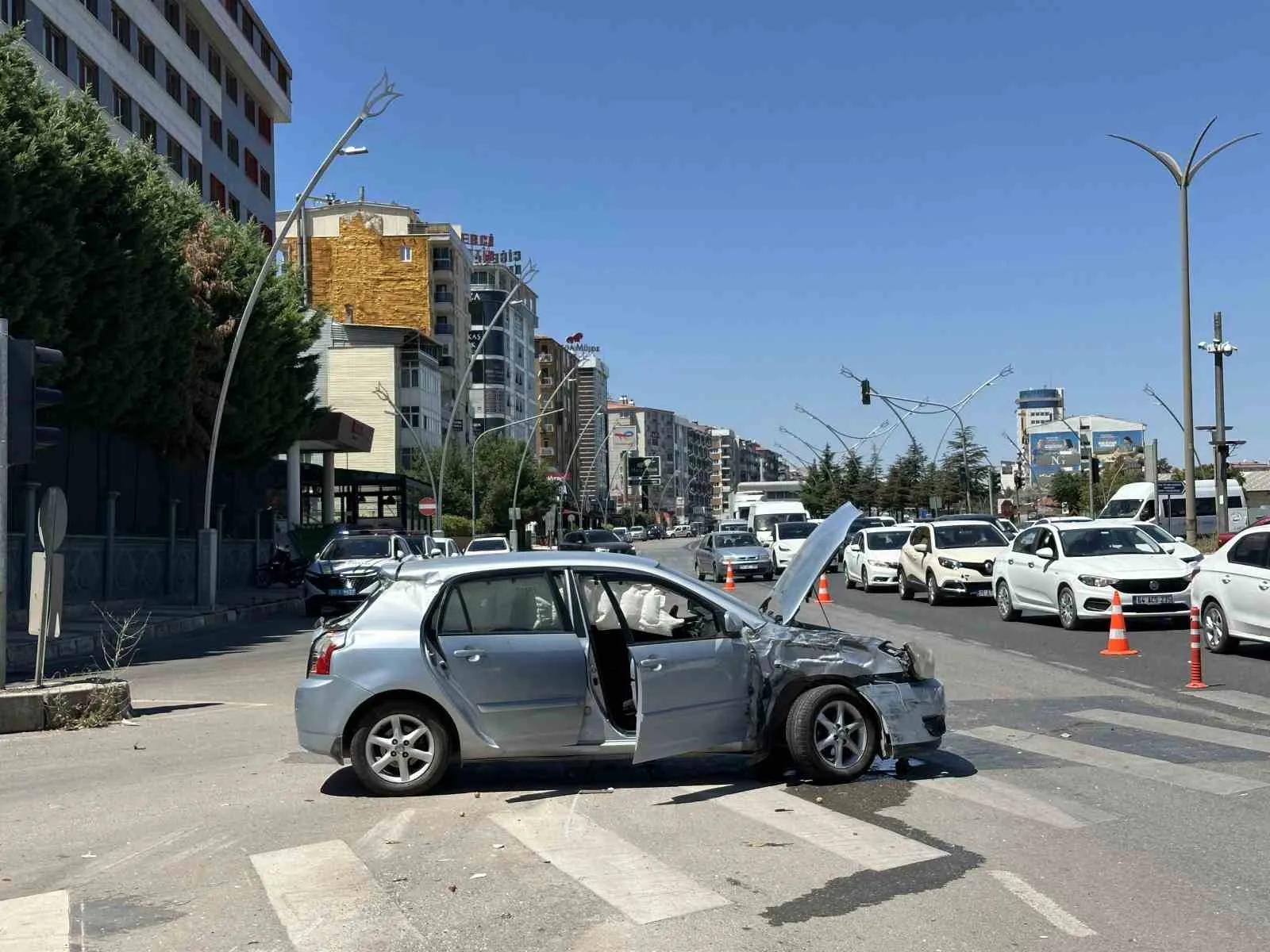 Uşak'ta yürekleri ağza getiren kaza: Çarpışmanın şiddetiyle kamyonet yan yattı