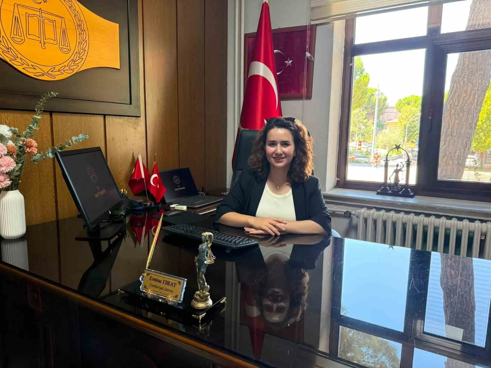 Gördes Adliyesi’nde nöbet değişimi: Akademik kariyere sahip hukukçu çift görevi devraldı