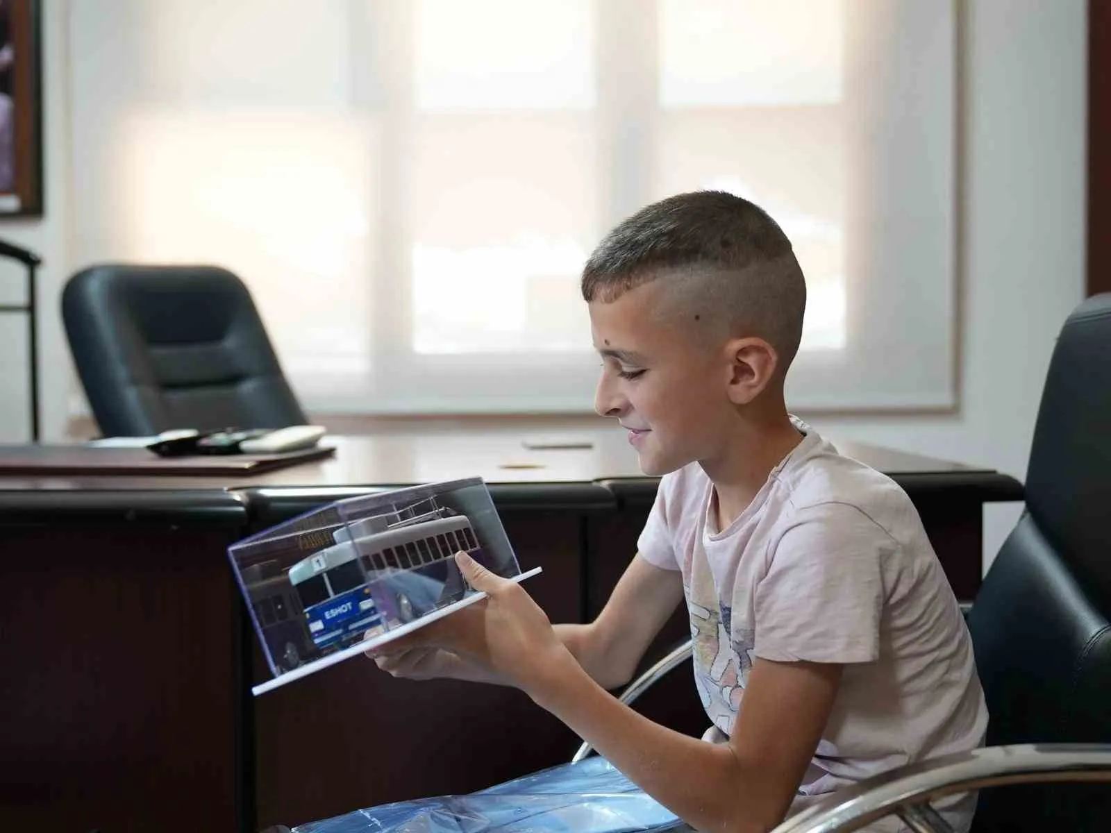 ESHOT’ta duygu dolu anlar: 12 yaşındaki Edip’in şoförlük hayali gerçek oldu