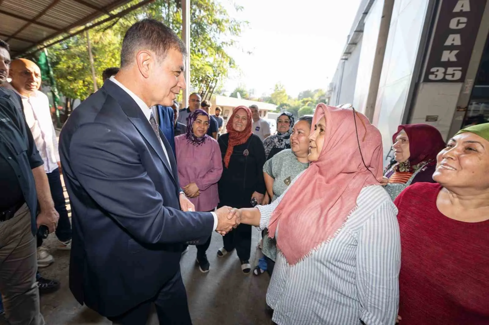 İzmir Hali’nde mesai: Başkan Tugay’dan esnafa "modernleşme" sözü