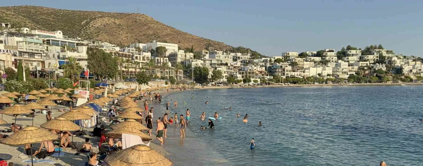 Bodrum’da termometreler 40’ı gördü, sahillerde şezlonglar boş kaldı