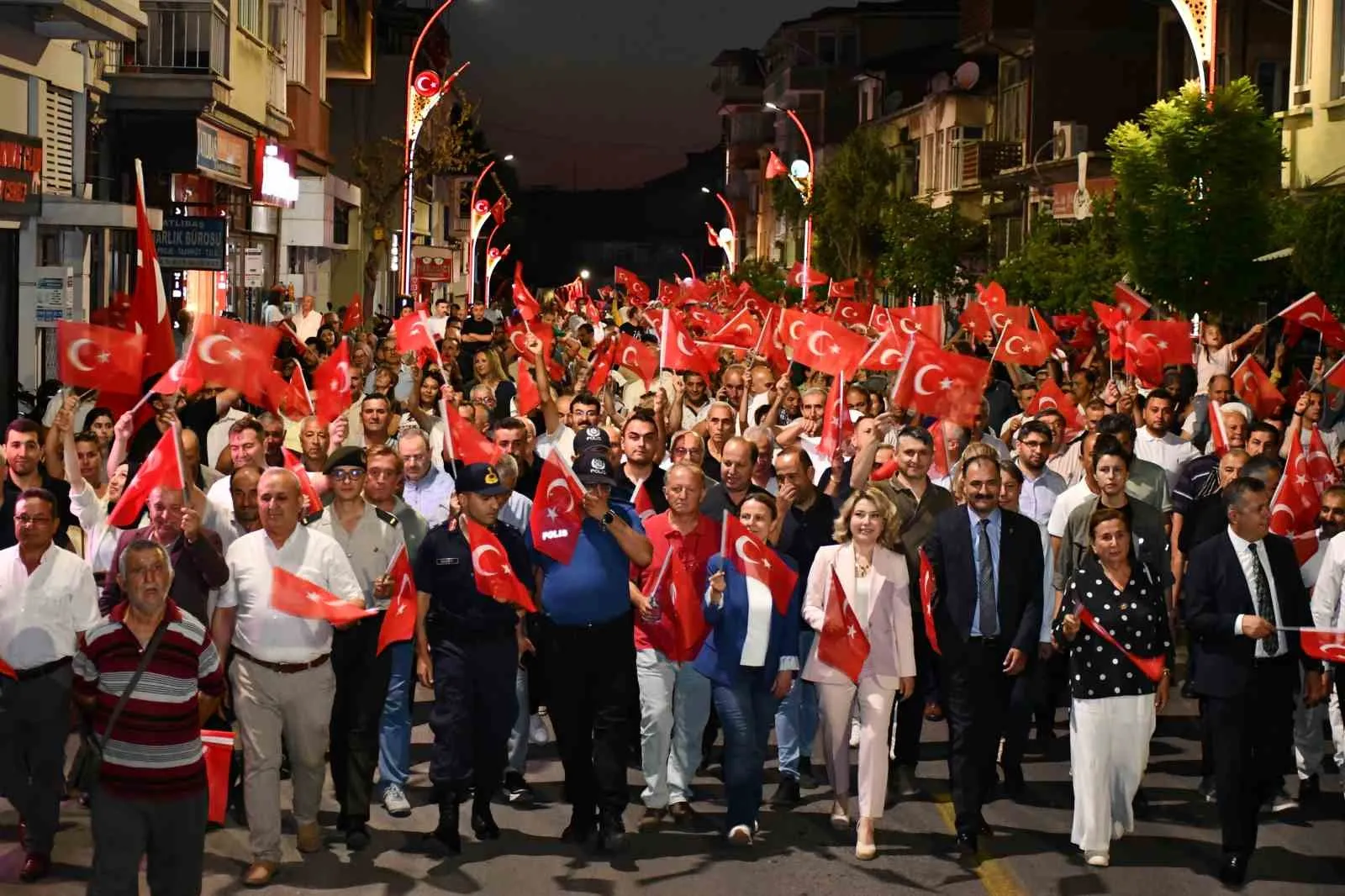Demirci’de 5 Gün Sürecek Zafer Coşkusu Başladı: Renkli Kortej ve Marşlarla Açılış