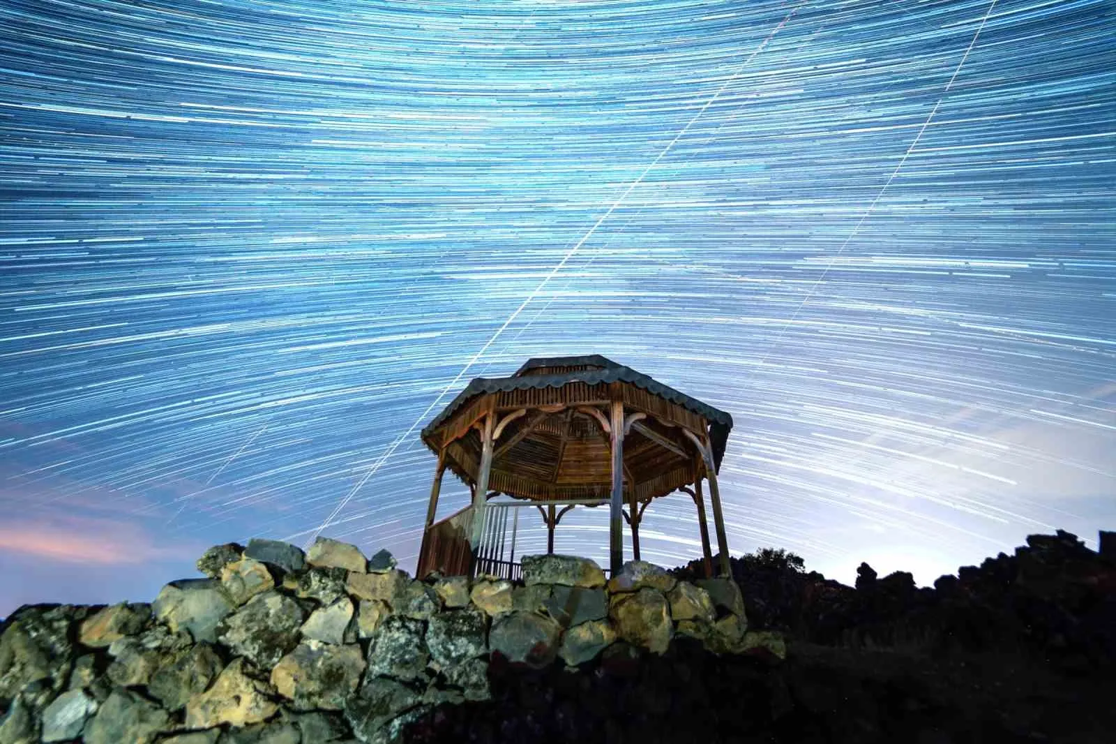Binlerce yıllık lavların üzerinde gökyüzü dansı: Perseid yağmuru Kula’yı aydınlattı