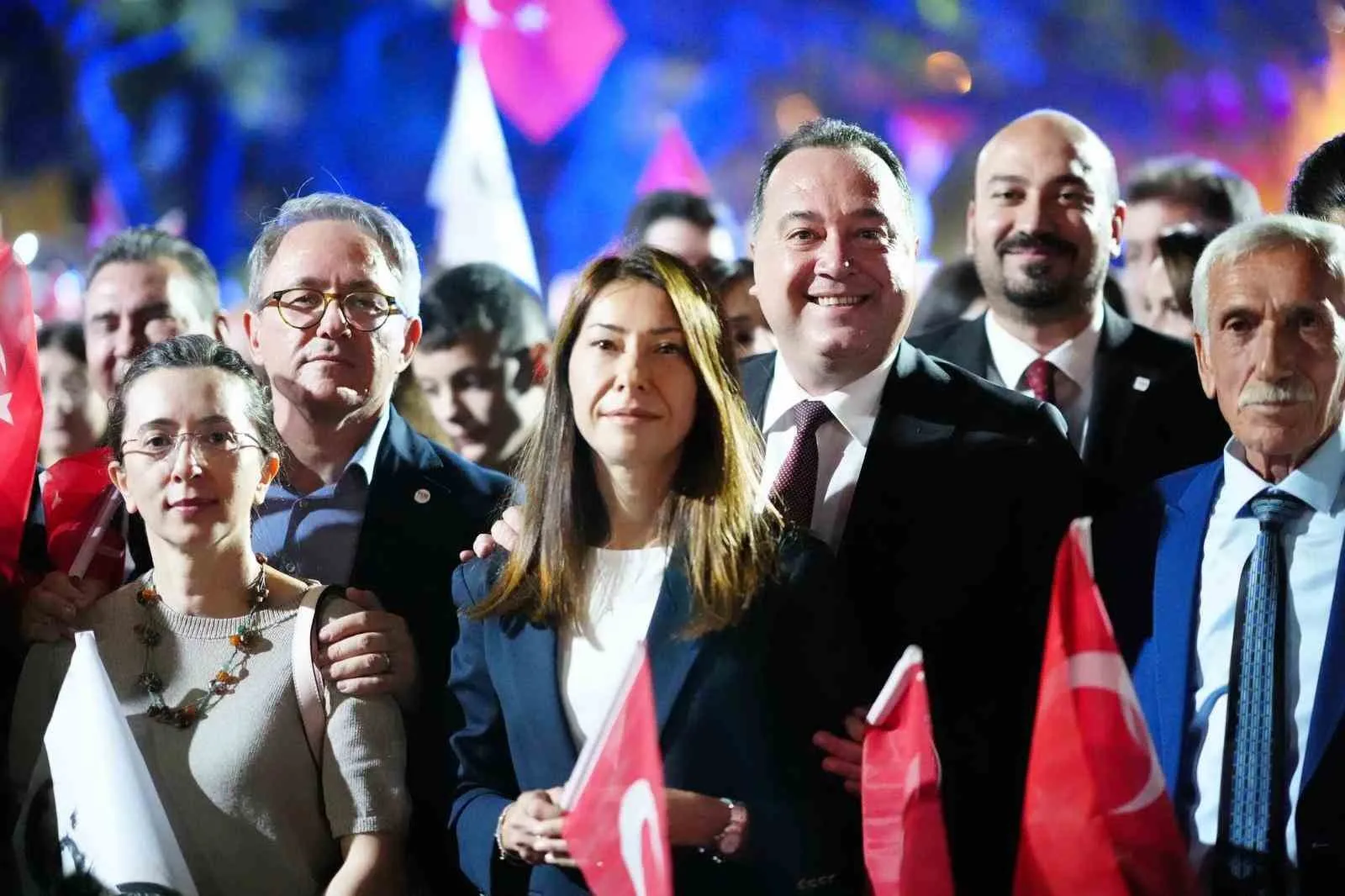 Hadise’nin Sesiyle Yükselen Zafer Türküsü Manisa’da Geceyi Aydınlattı