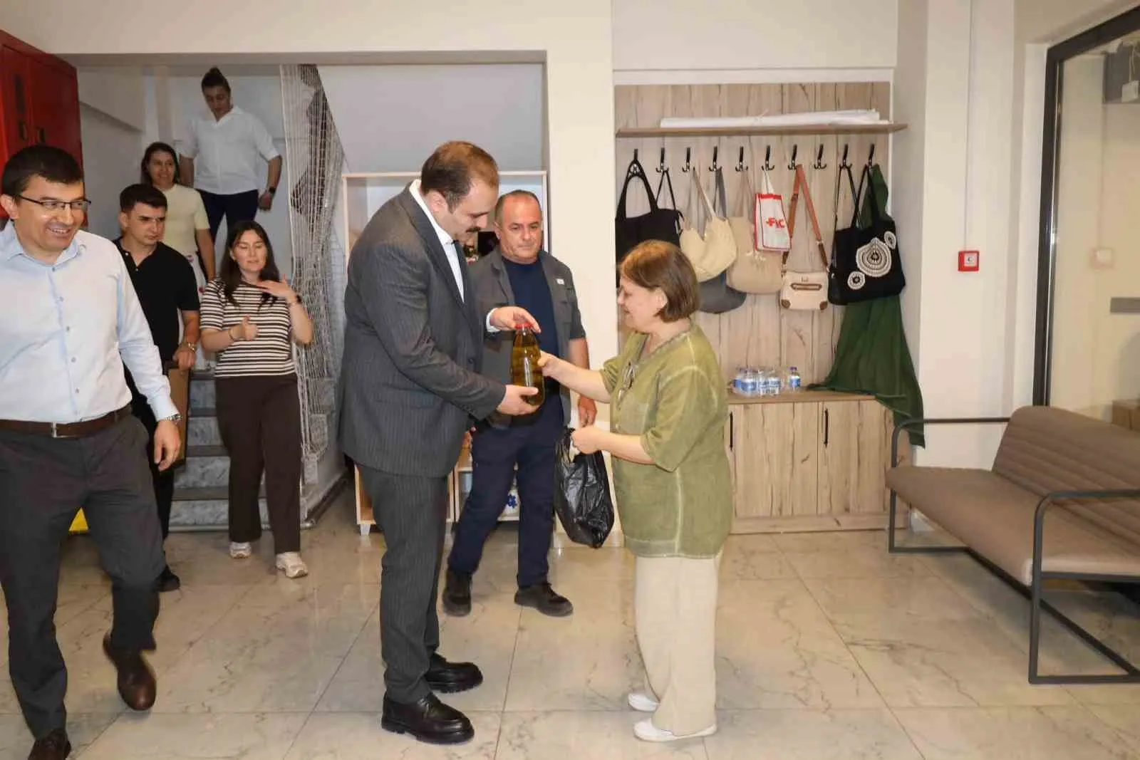 Karacasu'da sosyal dayanışma rüzgarı: Kaymakam Battal kursiyerlerin sofrasına konuk oldu