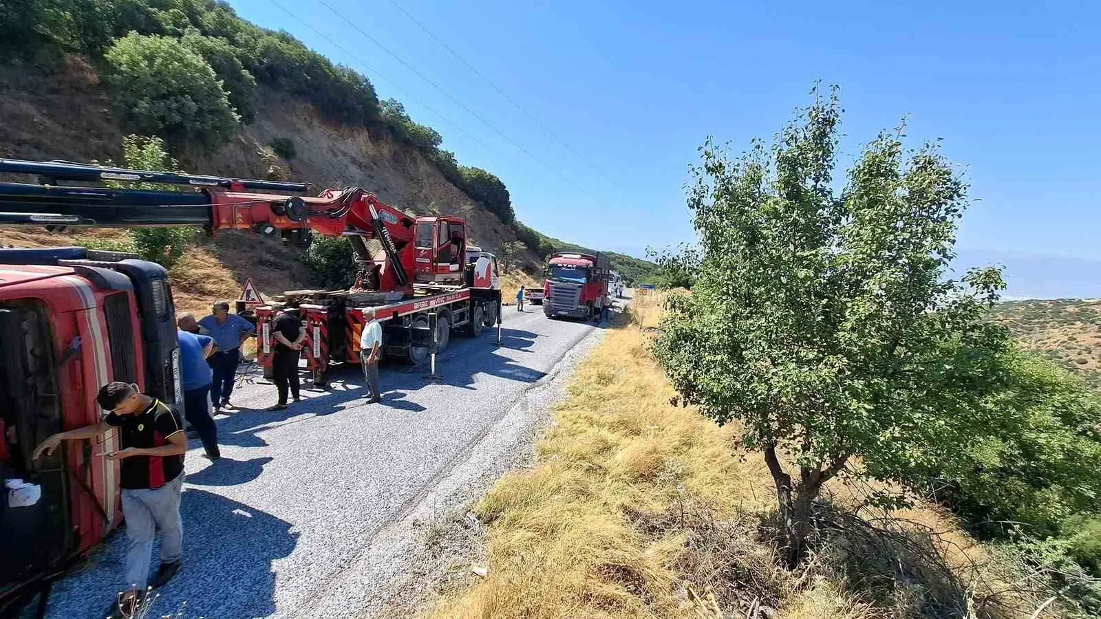 Manisa'da trafik felç oldu: Devrilen tanker saatlerce yolu kapattı