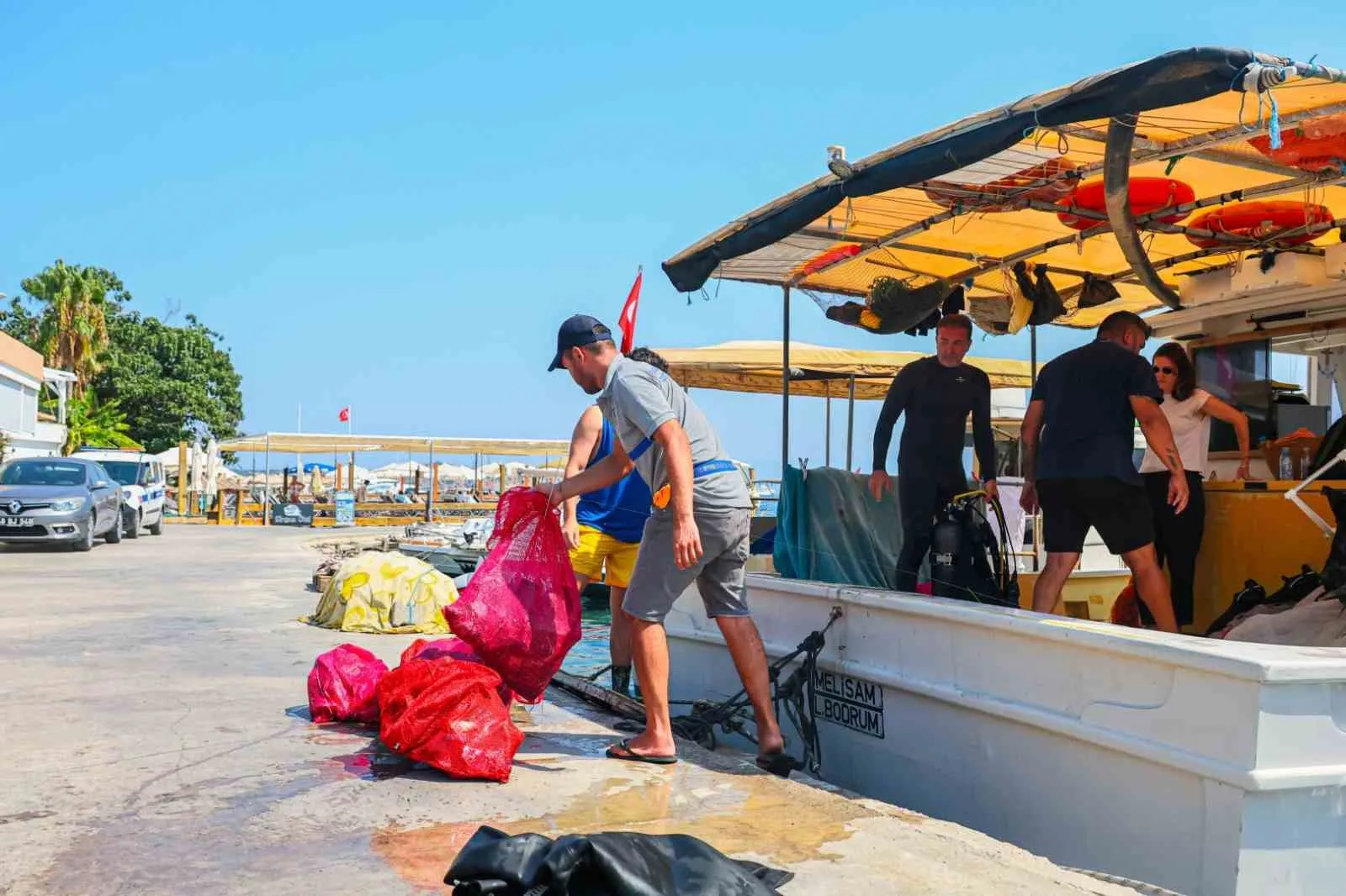 Bodrum’da mavi sulara nefes aldıran operasyon: 250 kilogram çöp toplandı