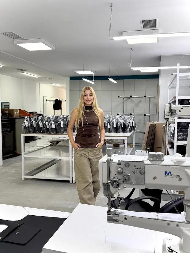 Tez masasında başladı, dünya vitrinlerini fethetti: İzmirli tasarımcının büyük başarısı