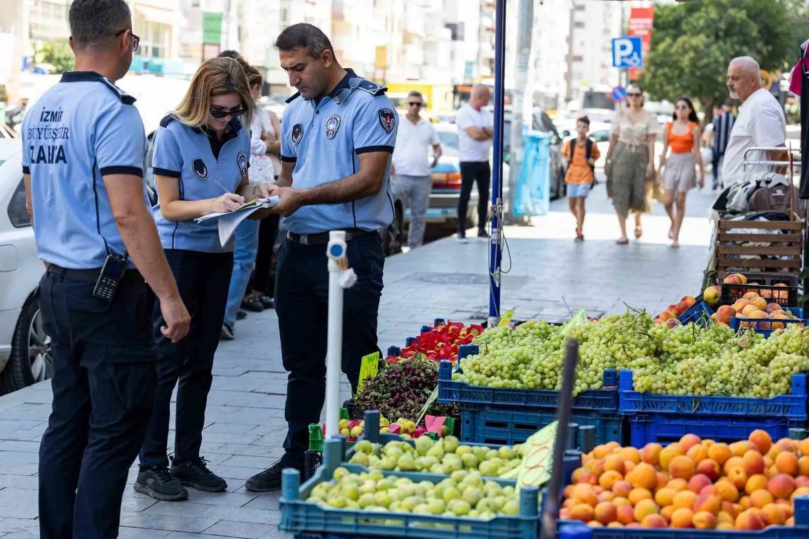 İzmir sokaklarında yaya önceliği dönemi: Zabıtadan kaldırım işgallerine sıkı takip