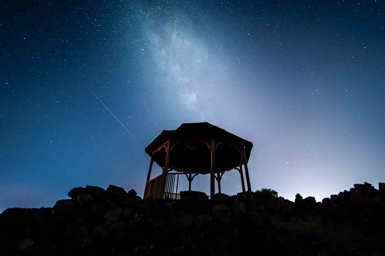 Binlerce yıllık lavların üzerinde gökyüzü dansı: Perseid yağmuru Kula’yı aydınlattı
