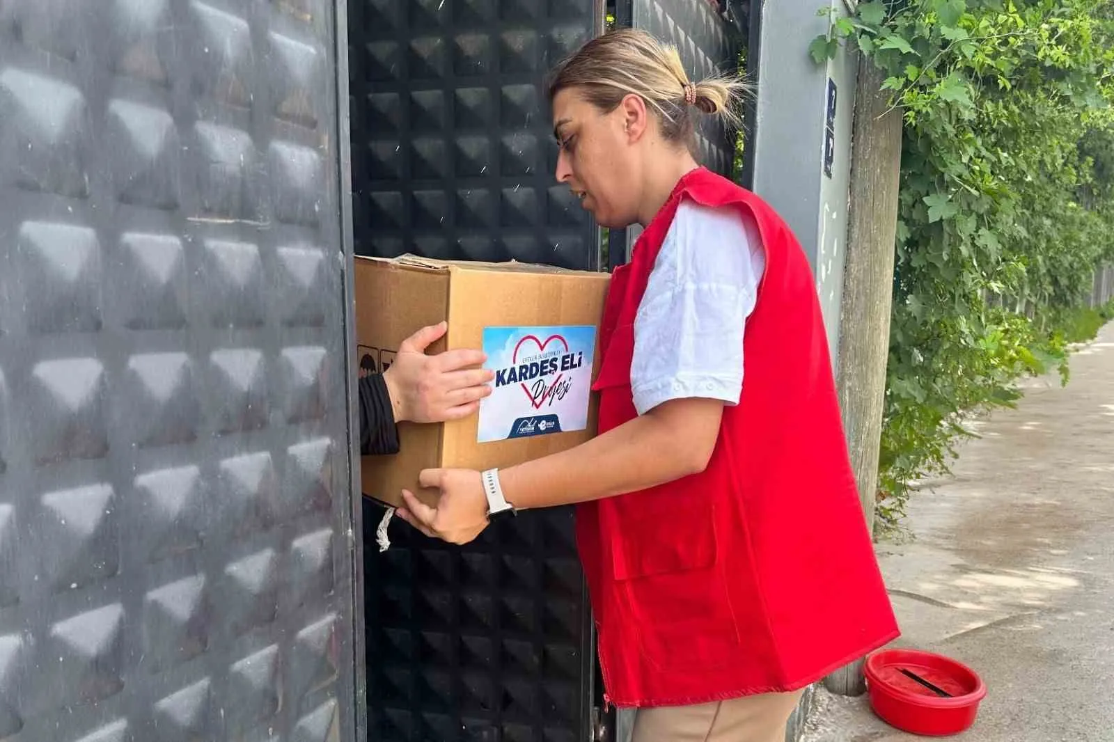 Efeler’de yüzleri güldüren sistem: Destek paketleri doğrudan kapıda