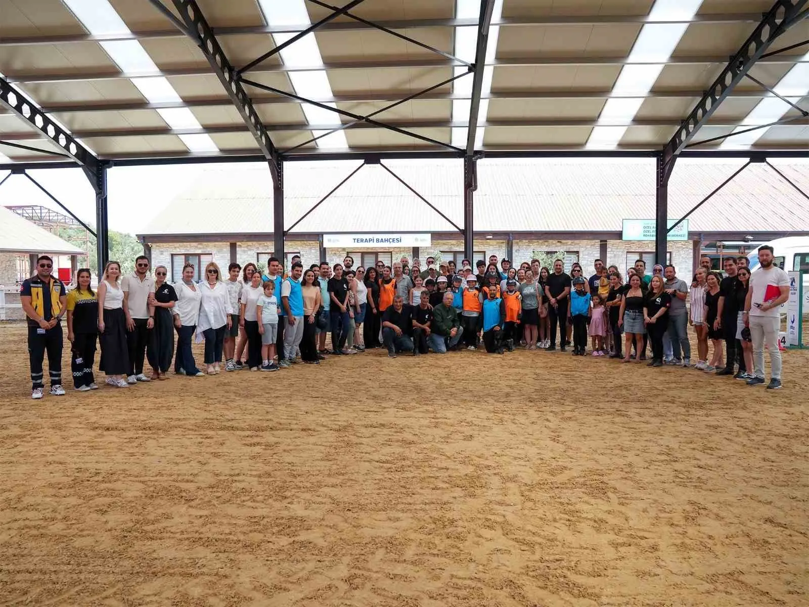 Aliağa'da binicilikte büyük gün: 24 sporcu lisans için piste çıktı